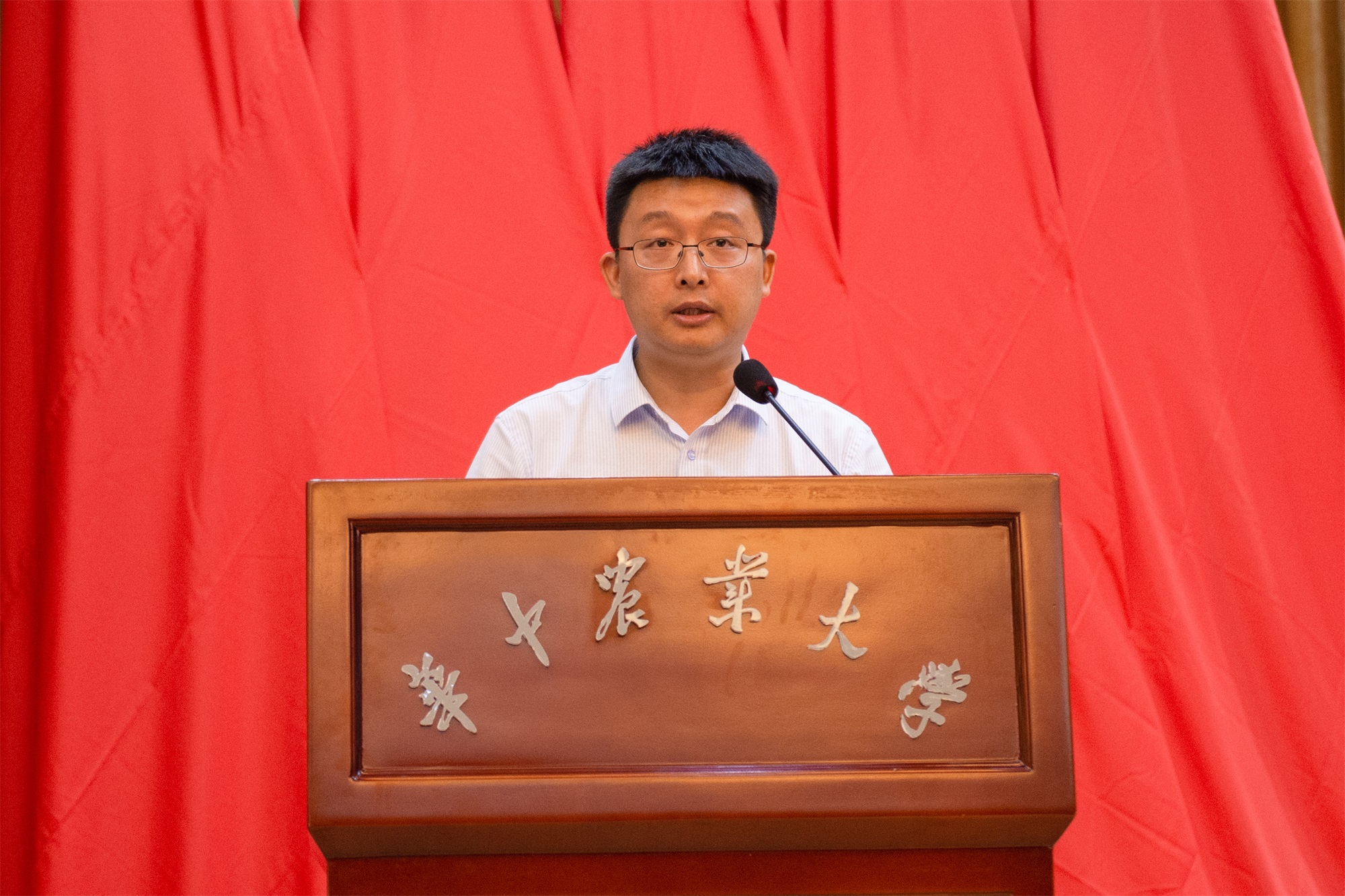 全国先进基层党组织、动科动医学院预防兽医系教工第二党支部代表王湘如同志发言(雨格 摄).jpg 全国先进基层党组织、动科动医学院预防兽医系教工第二党支部代表王湘如同志发言(雨格 摄).jpg