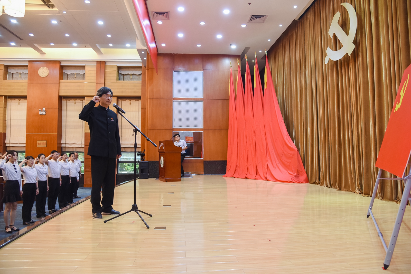 校党委书记高翅带领师生党员宣誓(川竹 摄).jpg 校党委书记高翅带领师生党员宣誓(川竹 摄).jpg