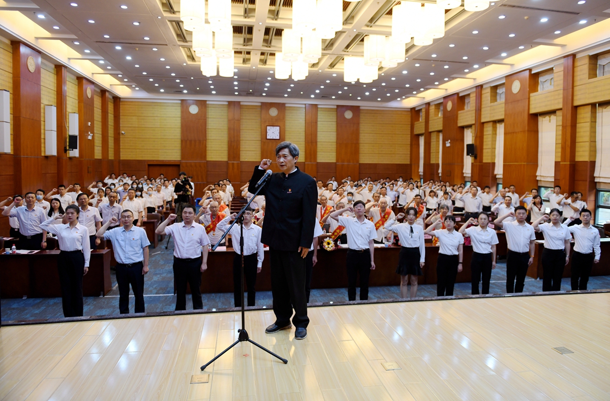 校党委书记高翅带领师生党员宣誓(徐行 摄).jpg 校党委书记高翅带领师生党员宣誓(徐行 摄).jpg