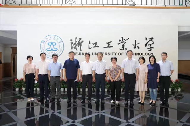 住建部保障司司长曹金彪一行来校调研交流-合影留念.jpg 住建部保障司司长曹金彪一行来校调研交流-合影留念.jpg