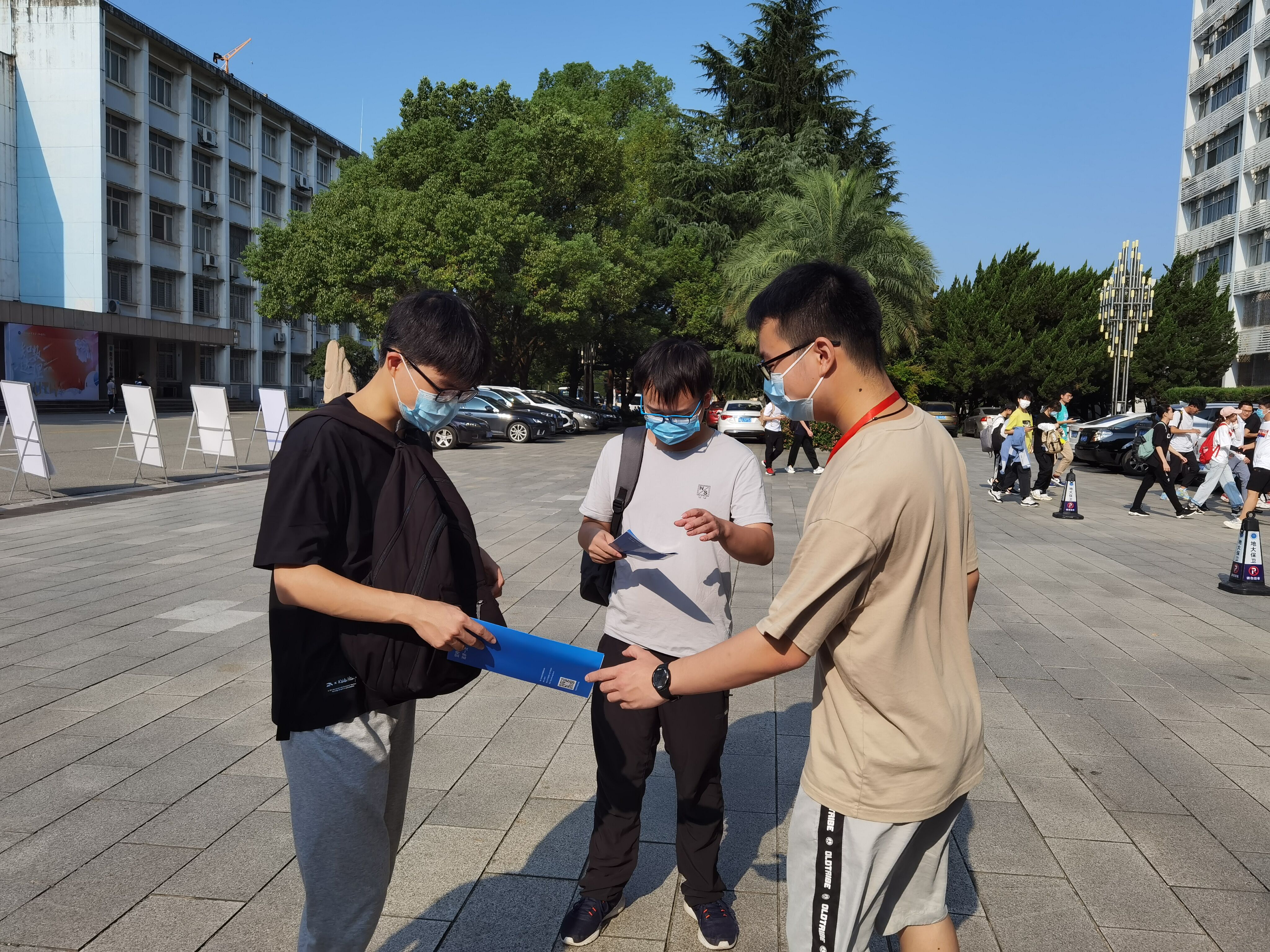 基地班党支部党员向新生分发学院介绍册