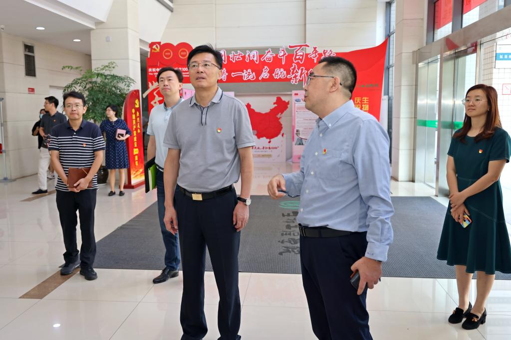 活动前参观学院大厅展区.jpg 活动前参观学院大厅展区.jpg