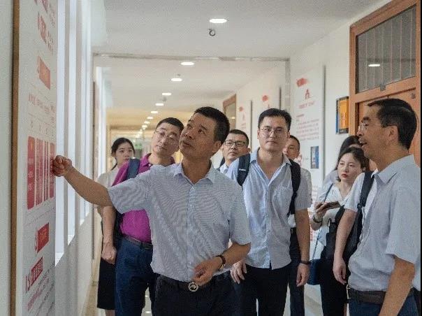 参观党建育人共同体.jpg 参观党建育人共同体.jpg