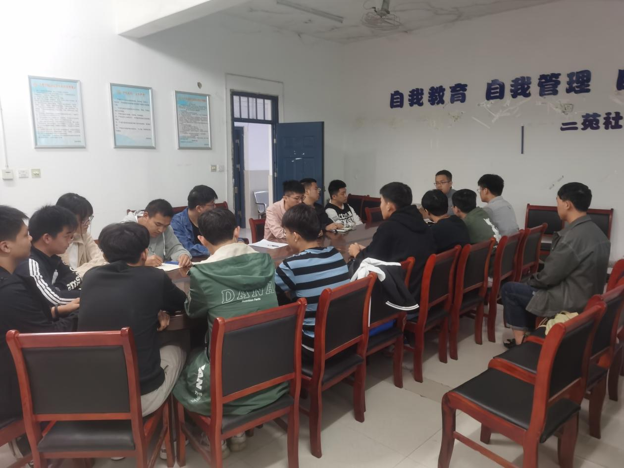 支部书记威力旺老师进行领读.png 支部书记威力旺老师进行领读.png