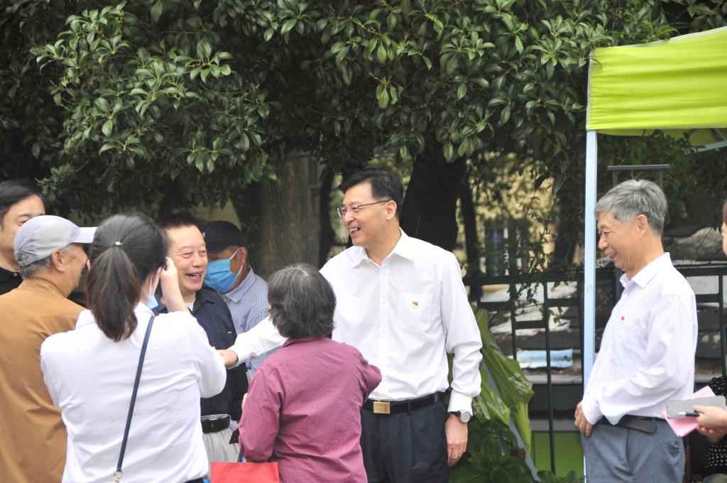 校党委副书记符惠明与老同志亲切交谈.jpg