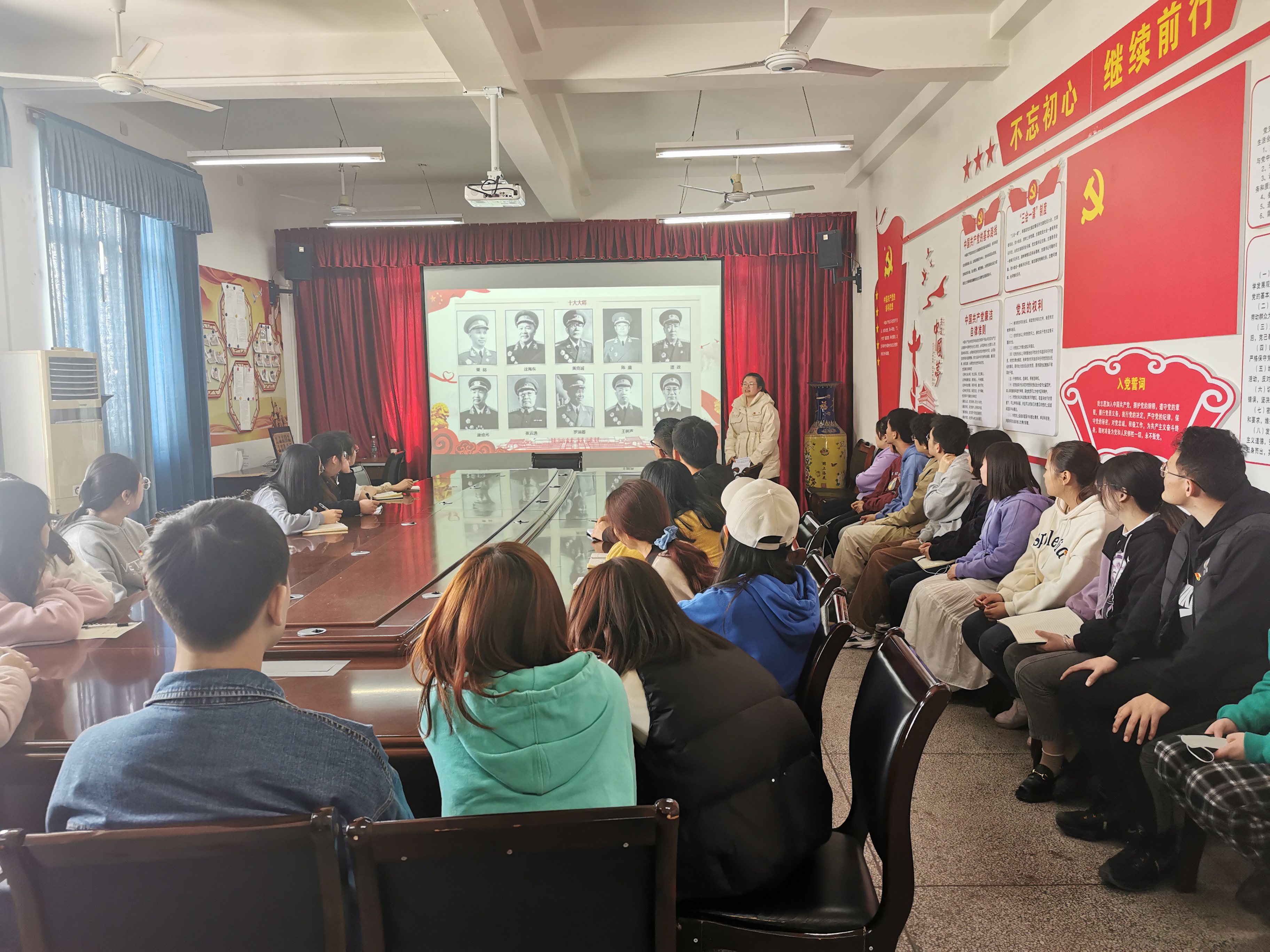 学生党员朱诗瑶讲党史课.jpg