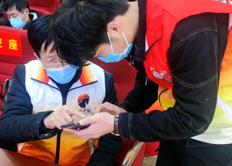 学生志愿者在教授老年人使用智能手机.png 学生志愿者在教授老年人使用智能手机.png