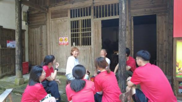 队员聆听老革命讲述革命历程