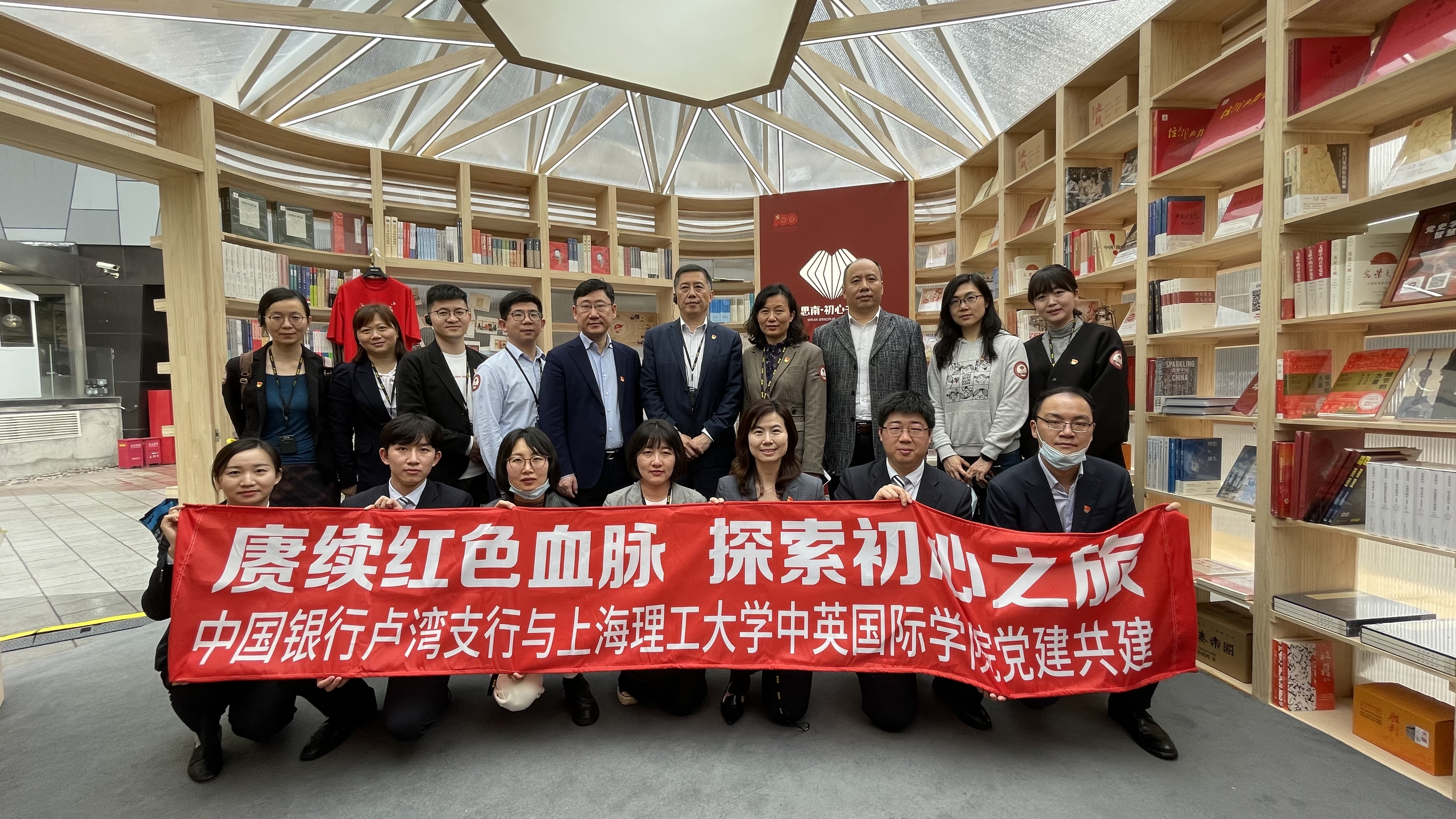 3.合影留念.jpg 3.合影留念.jpg