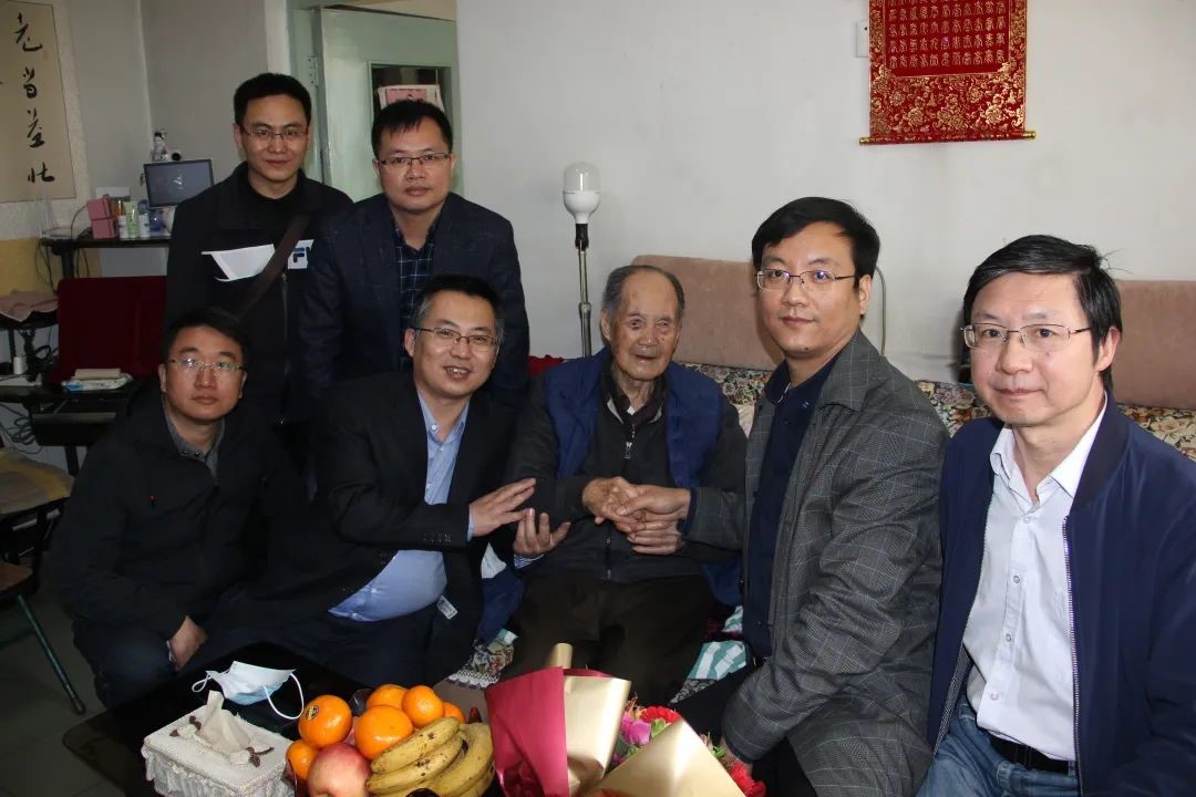 学党史感党恩,传承红色精神,拜访百岁党员.jpg 学党史感党恩,传承红色精神,拜访百岁党员.jpg