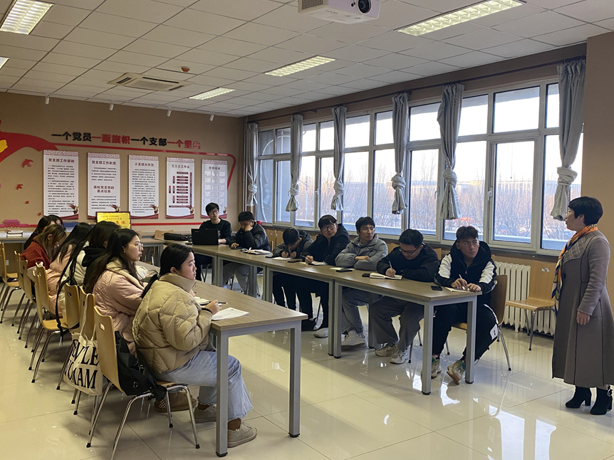 赵艳霞老师与学生开展班级会议中.png