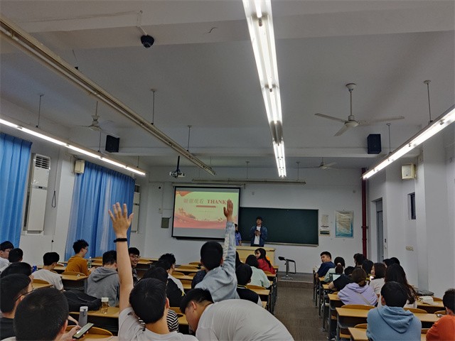同学们积极踊跃回答问题.jpg