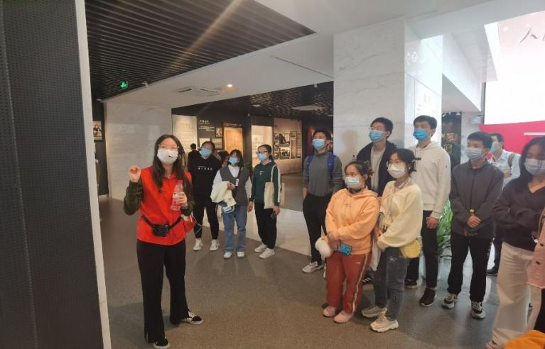 2、2001102班团支部参观展厅.png 2、2001102班团支部参观展厅.png