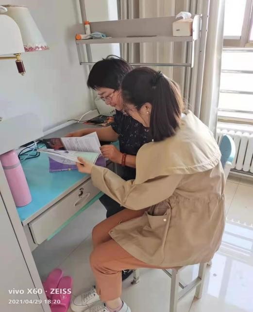 万晓卉老师指导青年教师郭增霞如何撰写大学英语教案