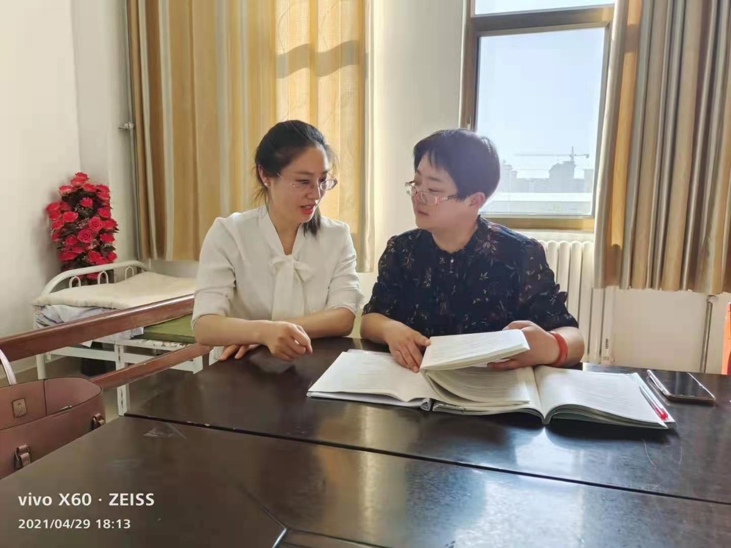 万晓卉老师指导青年教师郭增霞如何撰写论文