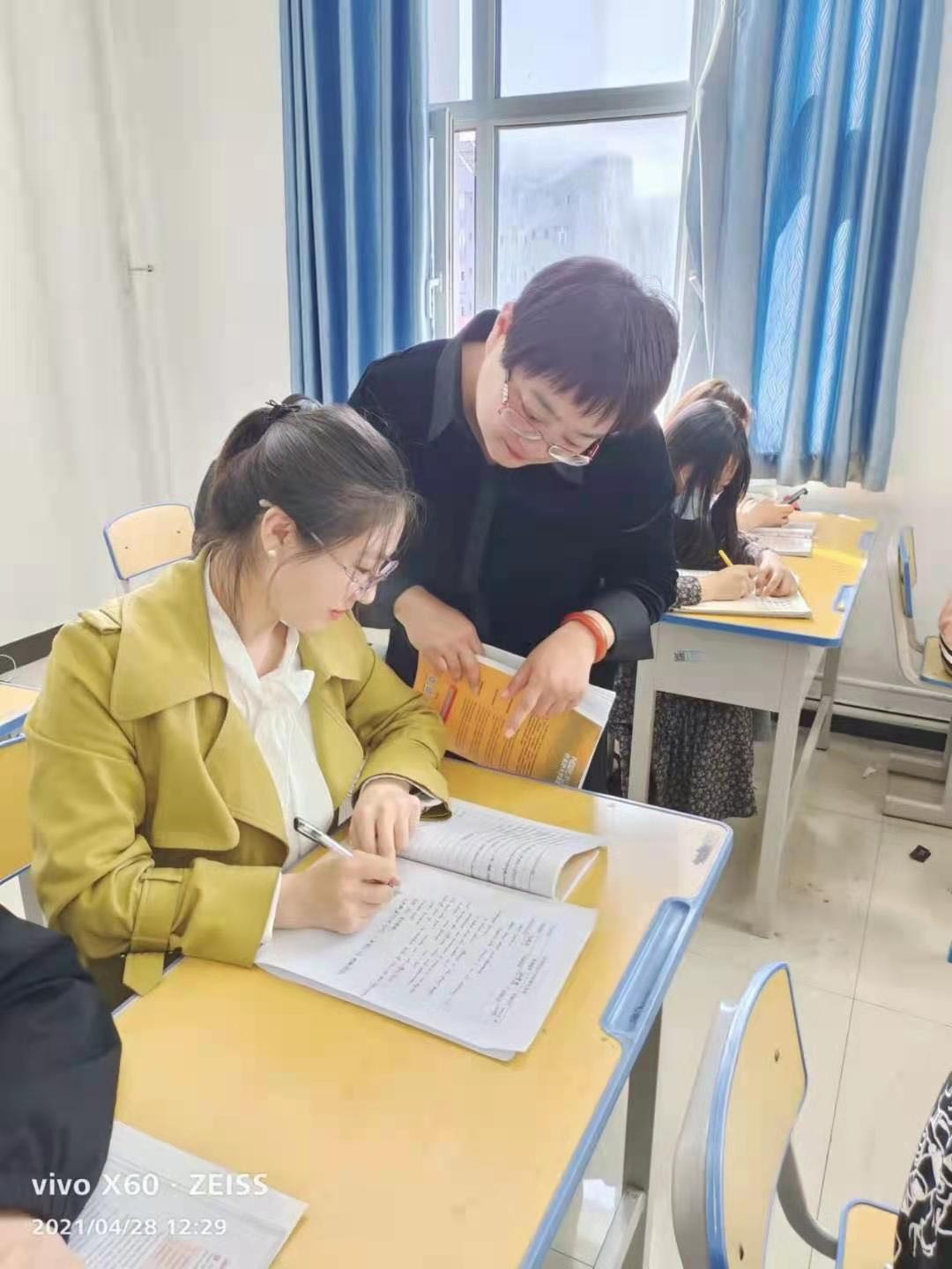 郭增霞老师进入指导教师万晓卉的大学英语课堂随堂听课