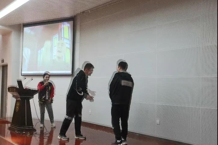 6同学们在认真演绎.jpg 6同学们在认真演绎.jpg