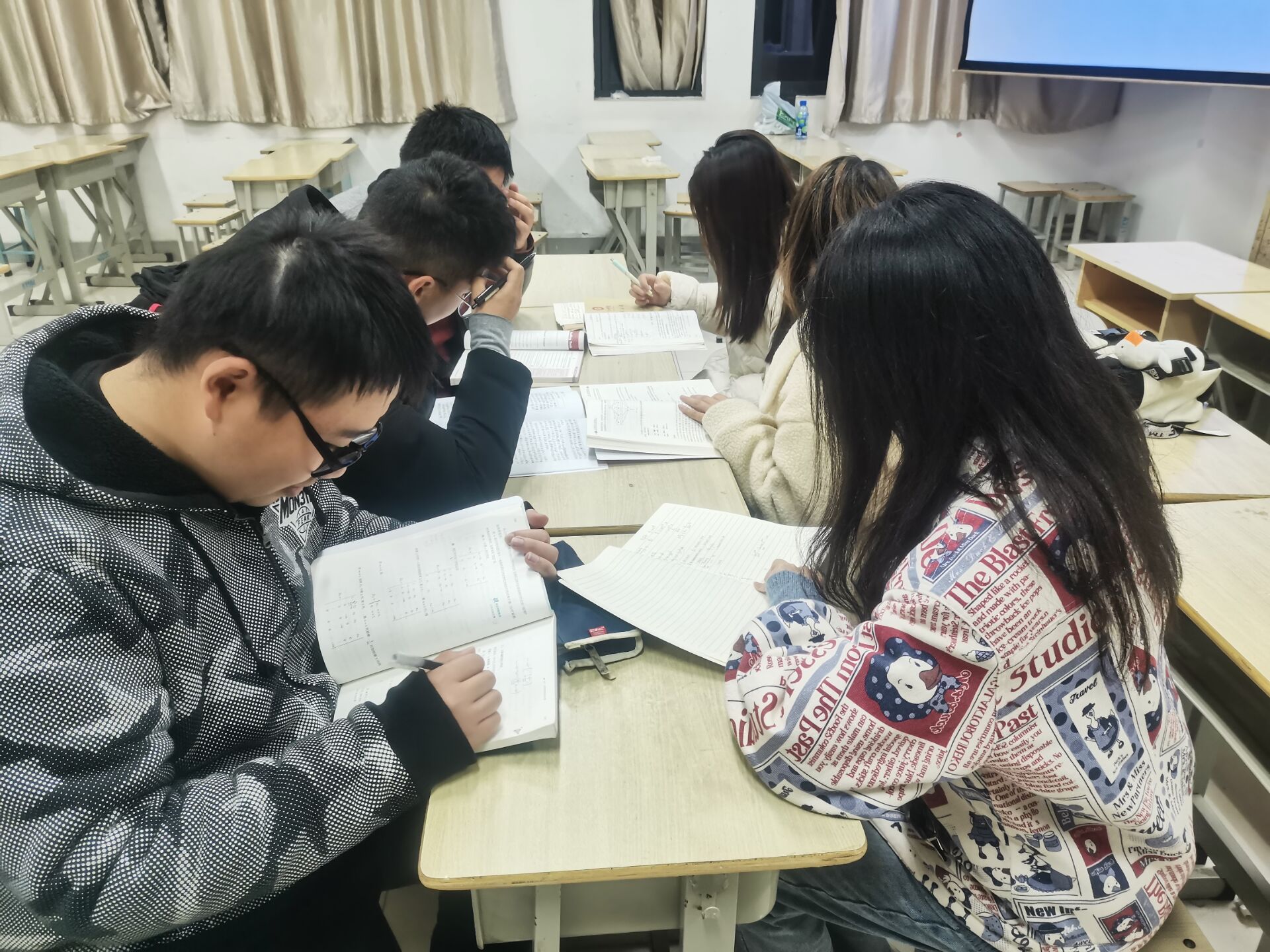 扶智育人.jpg 扶智育人.jpg