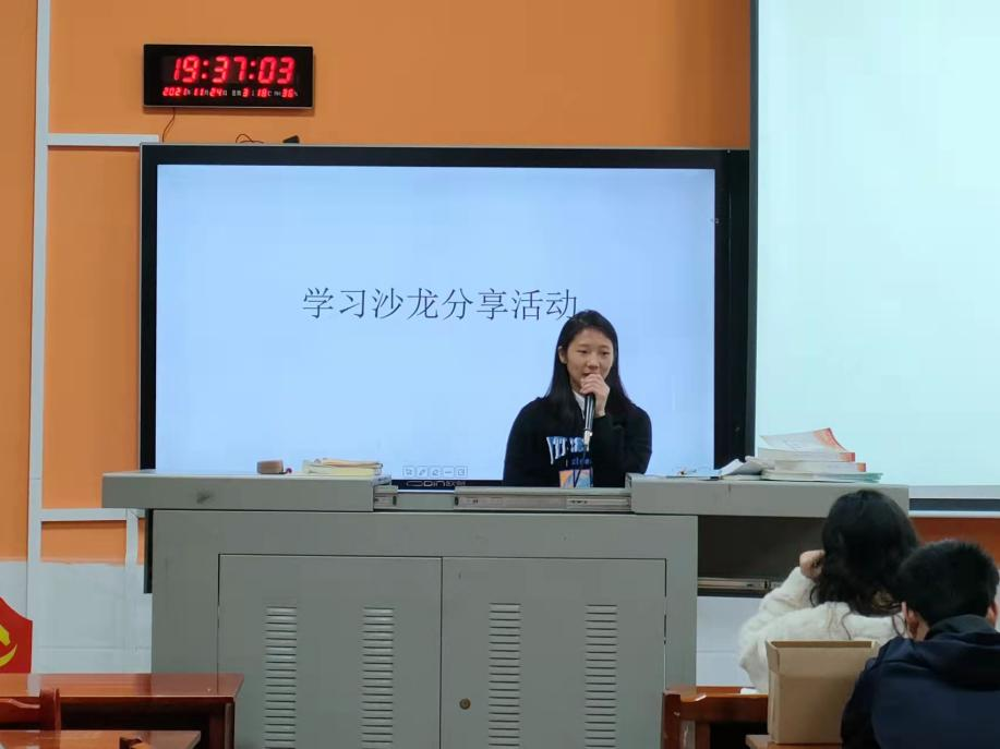 ▲主持人肖沛同学.png ▲主持人肖沛同学.png