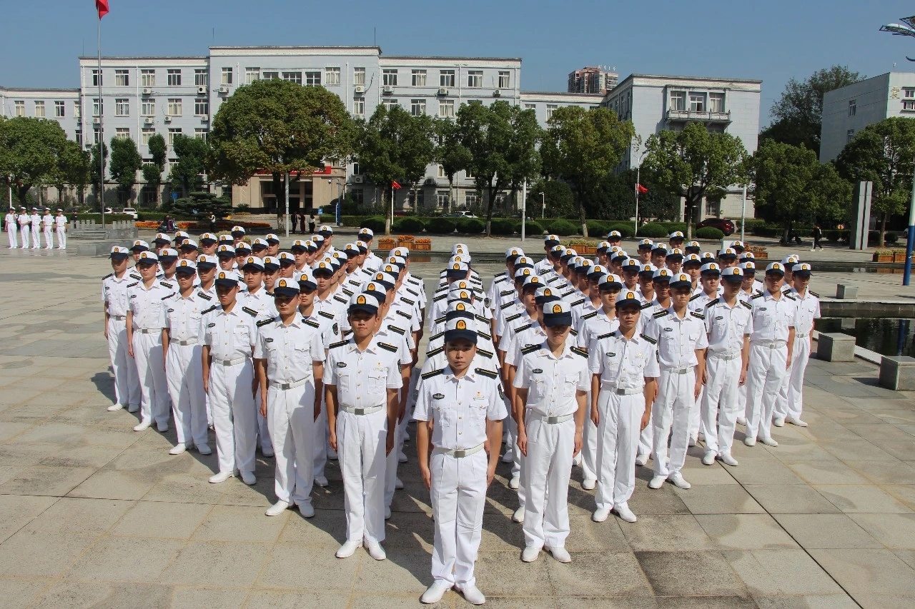 南昌校区军训教官合照.jpg