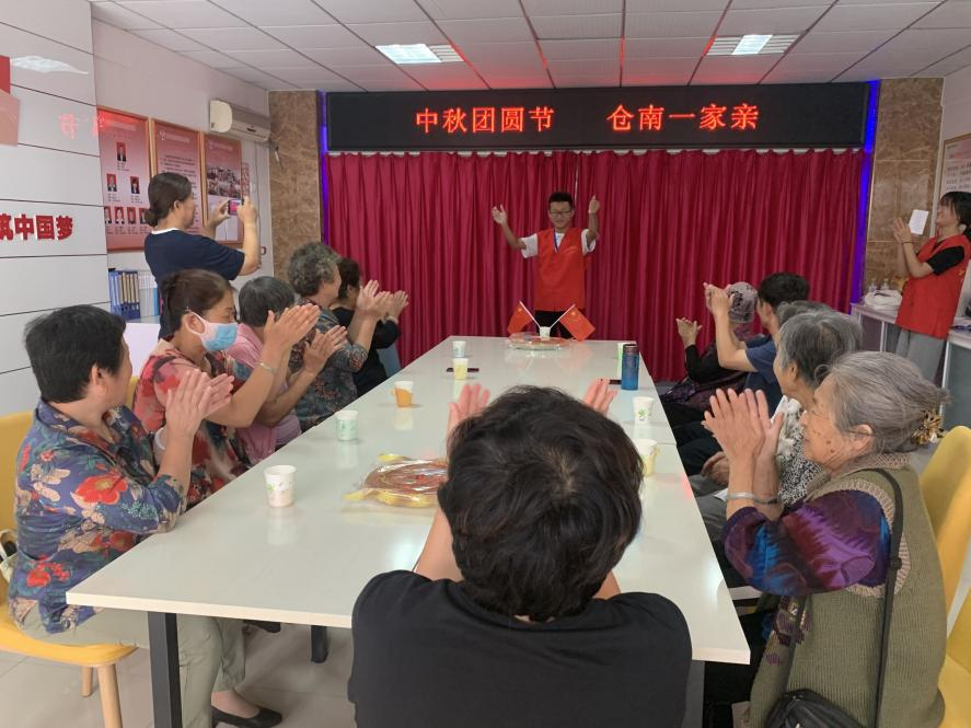 学院举办“展青年爱心 扬敬老美德”志愿服务活动1.png