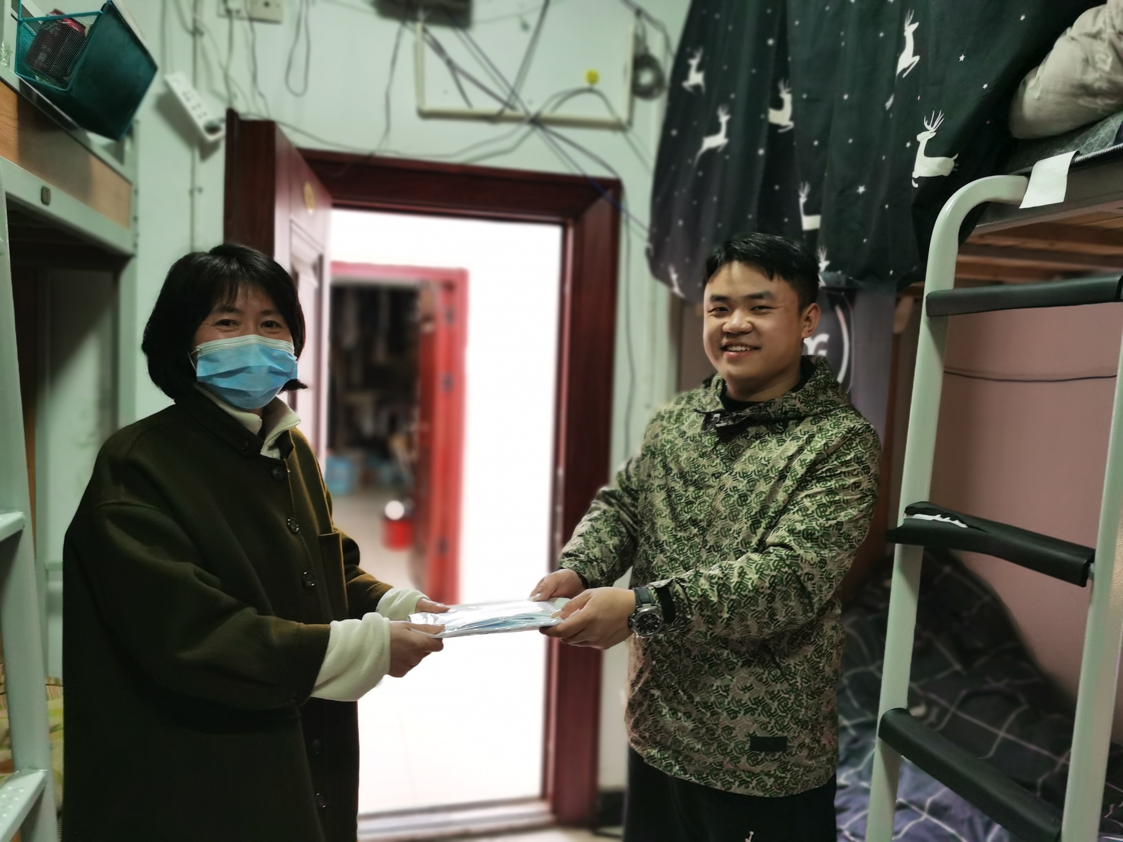 王院长送口罩.jpg