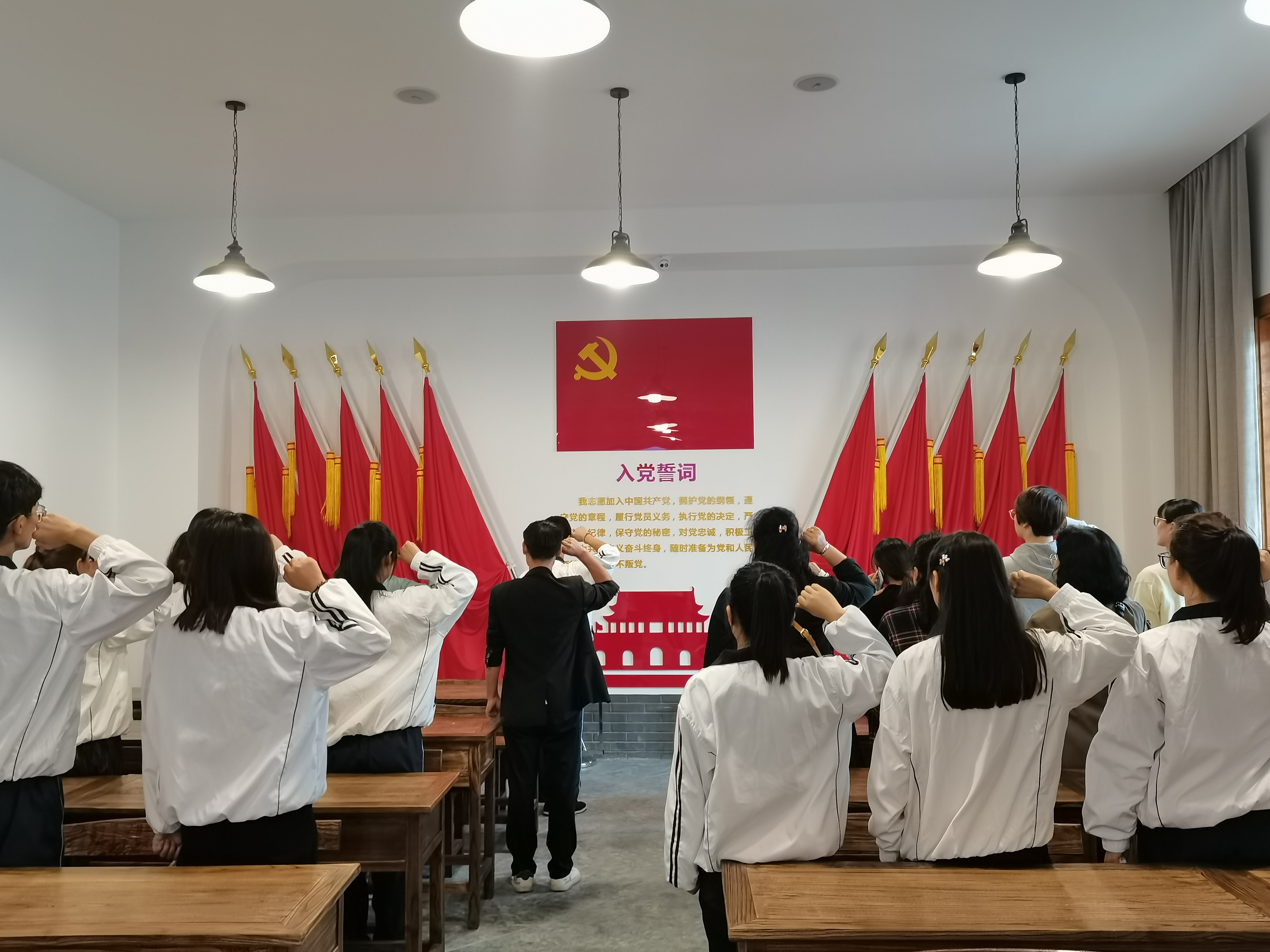 参观初心馆 (7).jpg 参观初心馆 (7).jpg