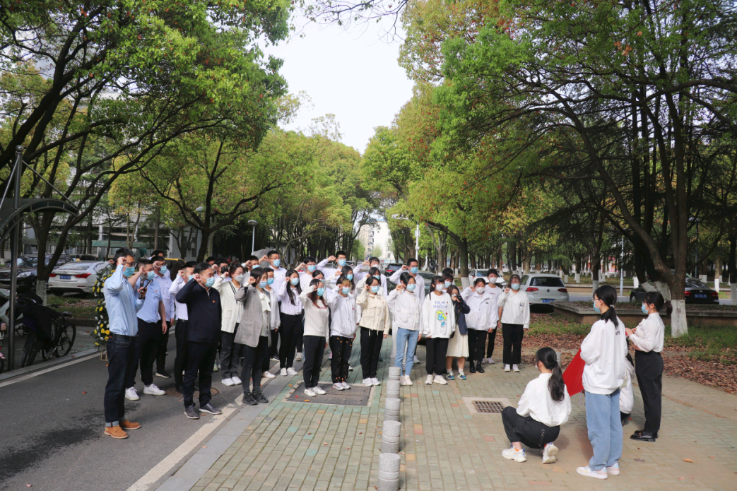 图4 院党委副书记王海锋领誓入党誓词.png