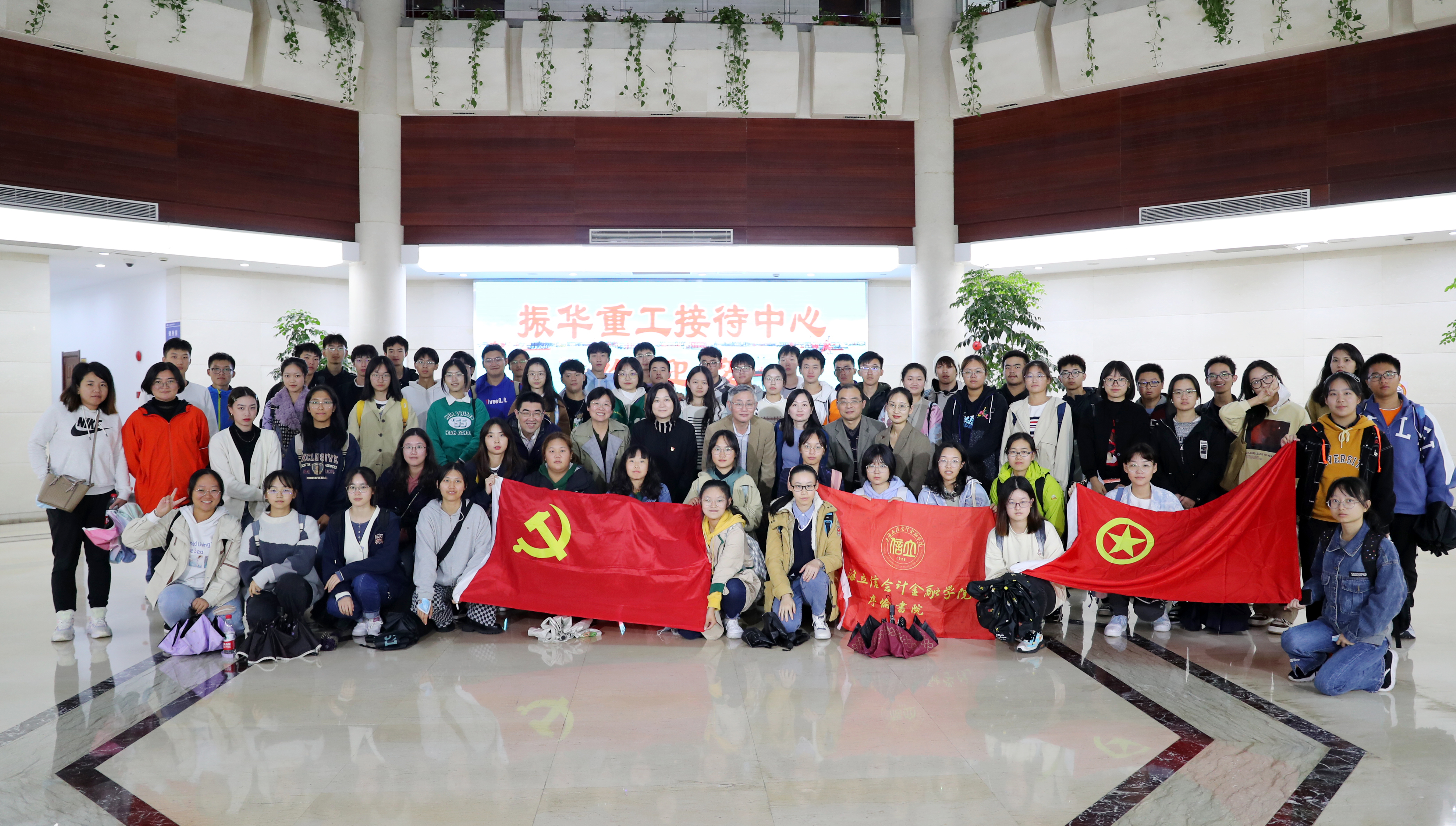 赴上海振华重工长兴基地工业社区开展党史学习教育.jpg