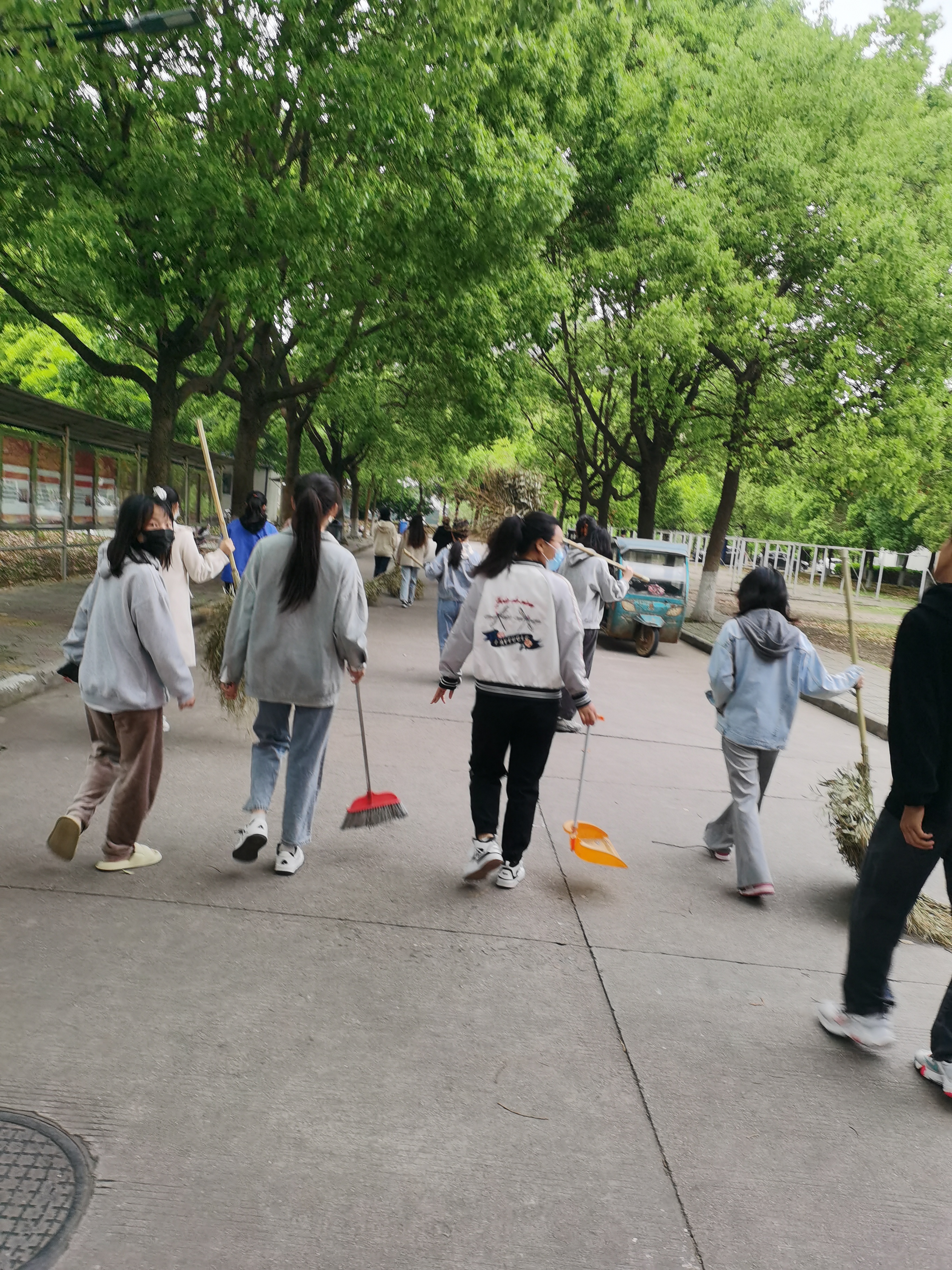拿起工具清扫校园.jpg