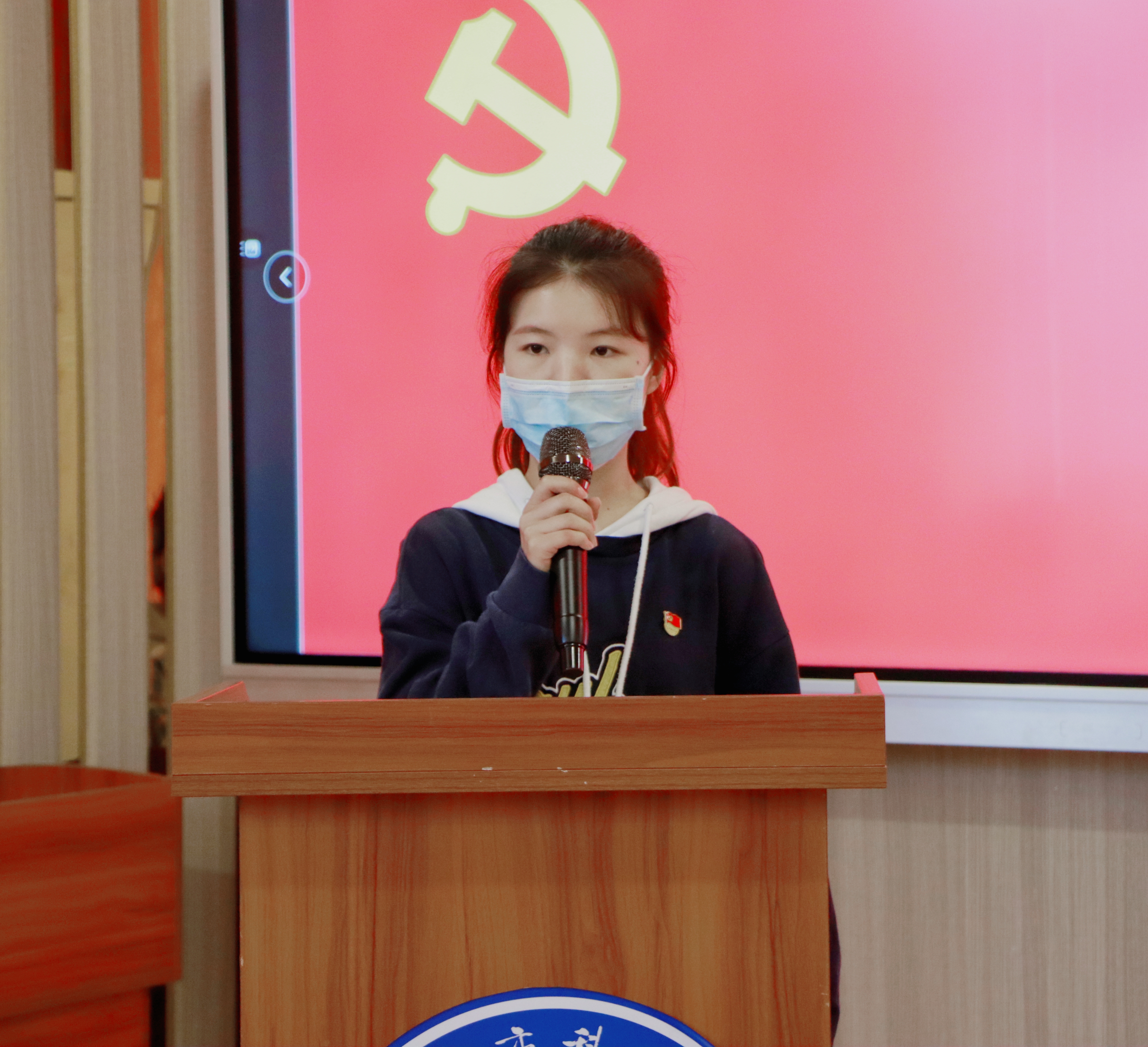 主持人 (2).jpg 主持人 (2).jpg