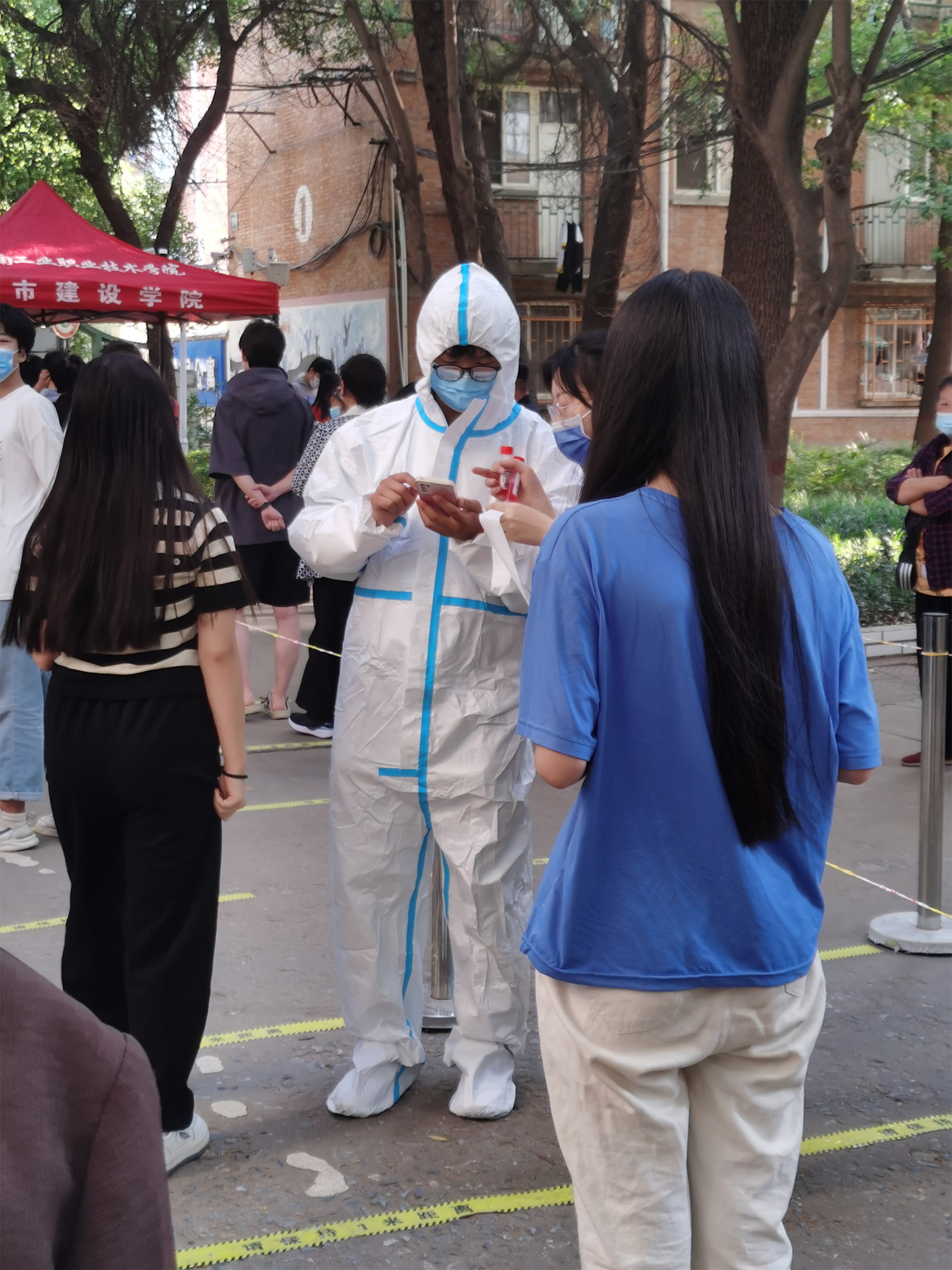 支部党员教师为核酸检测提供信息采集服务.png 支部党员教师为核酸检测提供信息采集服务.png