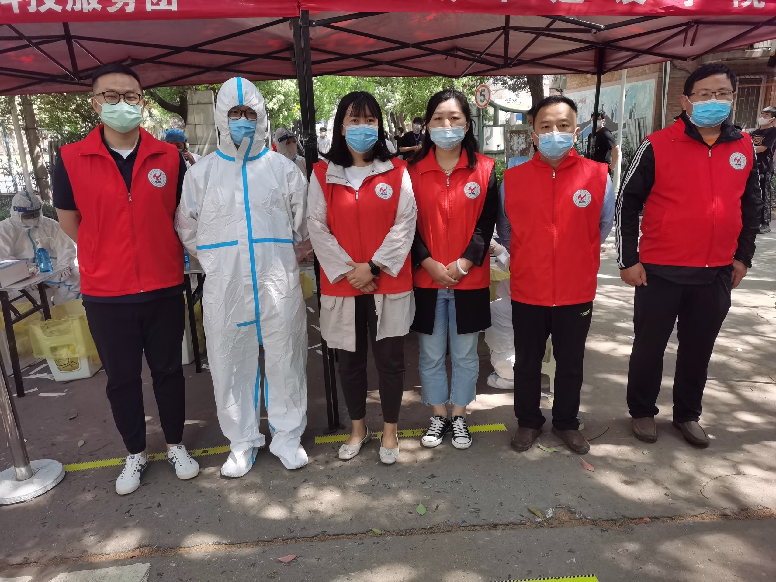 支部党员教师为核酸检测提供志愿服务.png 支部党员教师为核酸检测提供志愿服务.png