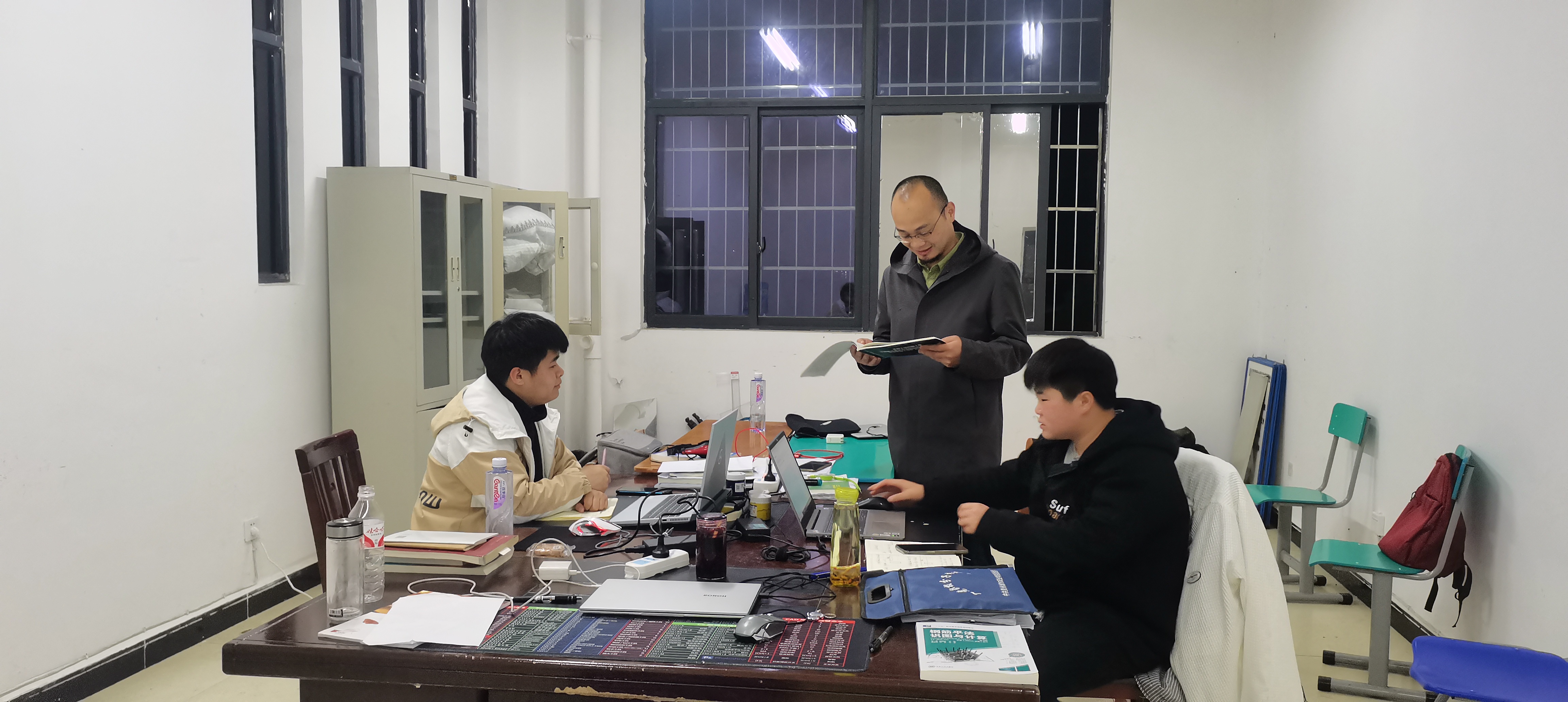 许燚老师利用晚上指导学生备赛.jpg 许燚老师利用晚上指导学生备赛.jpg