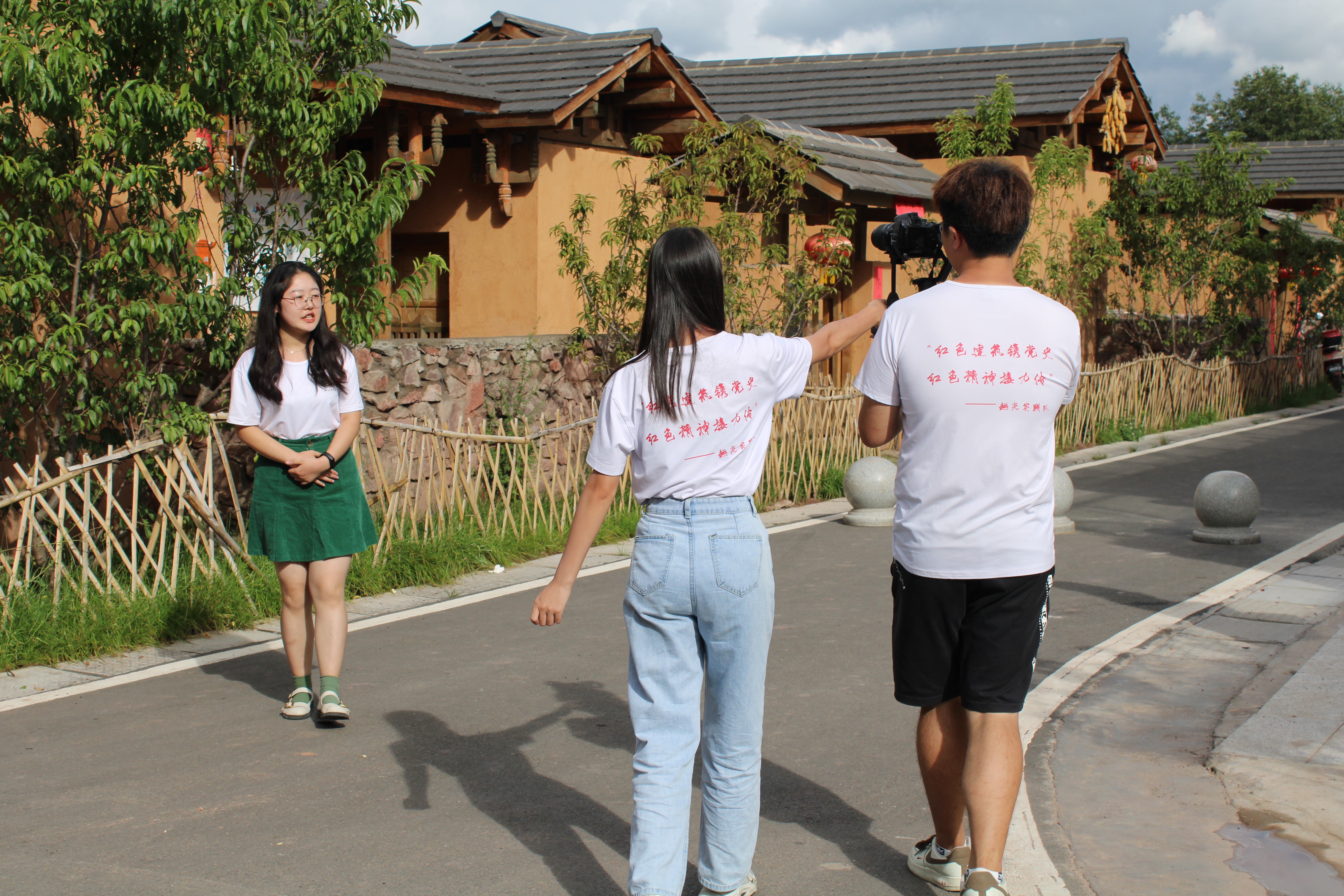 支部成员在三河村拍摄”用建筑讲党史“