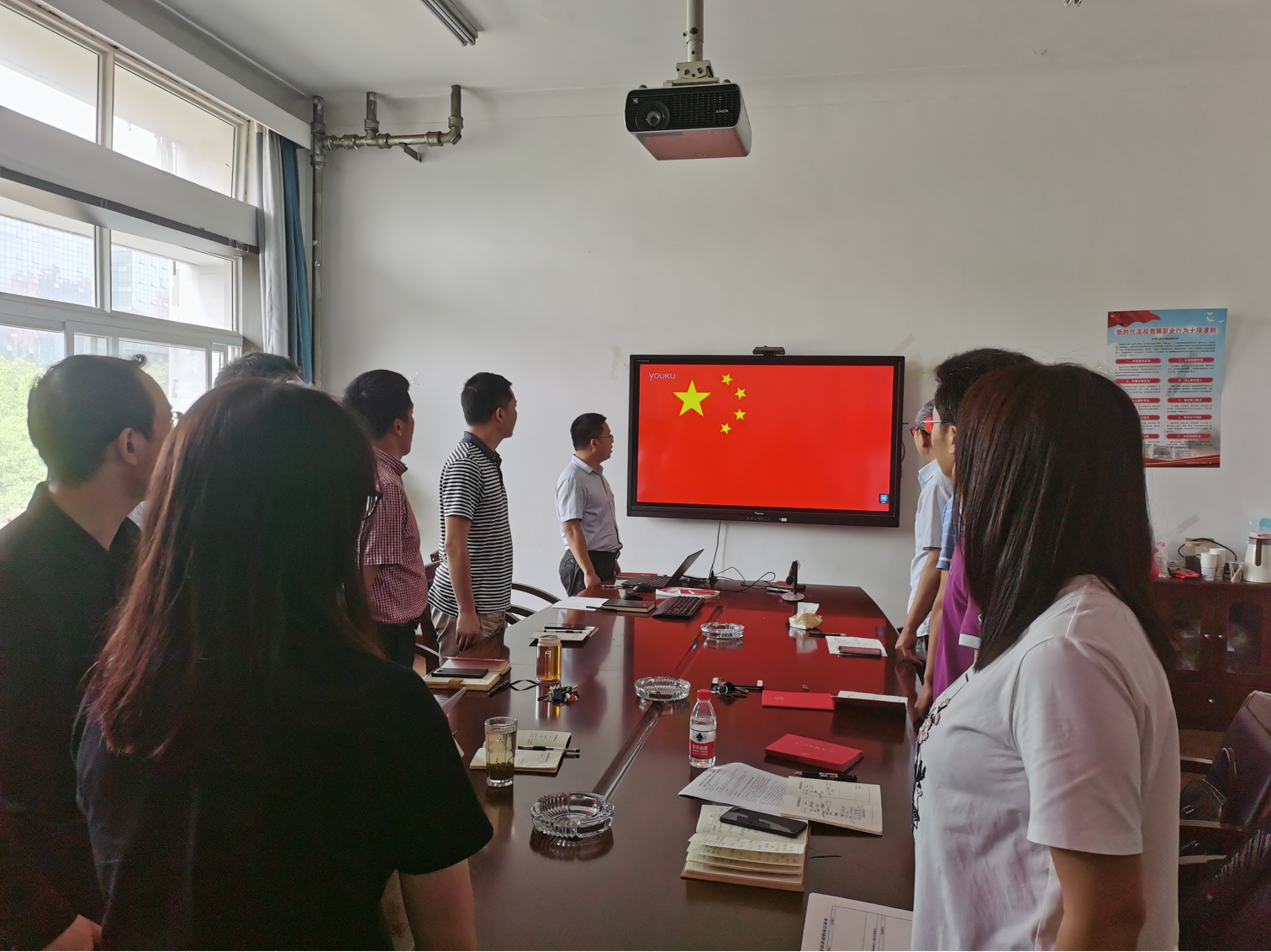 图1 齐唱国歌.png