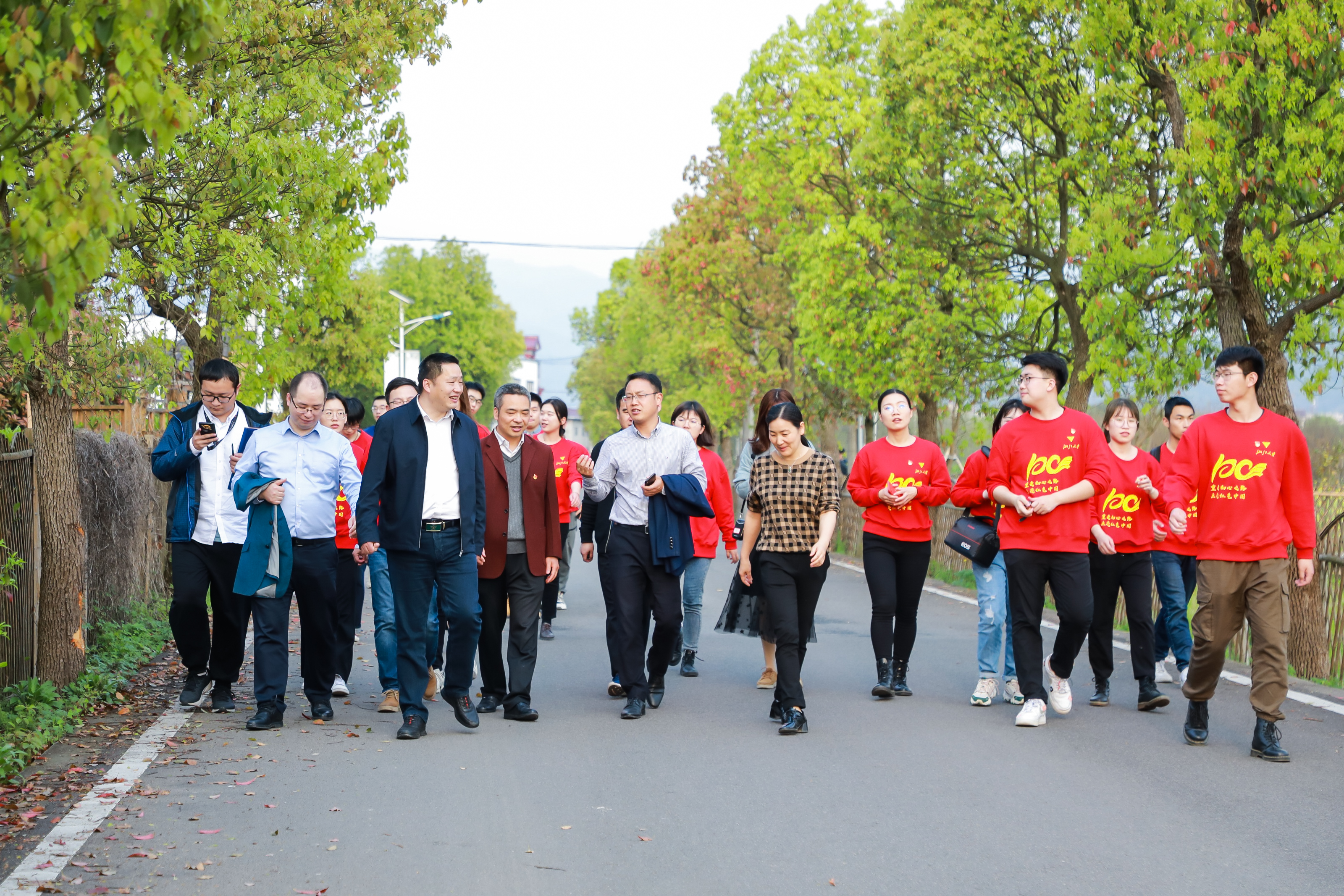 图9 支部同全国先进基层党组织祝温村党总支结对开展“行读党史”活动.JPG 图9 支部同全国先进基层党组织祝温村党总支结对开展“行读党史”活动.JPG