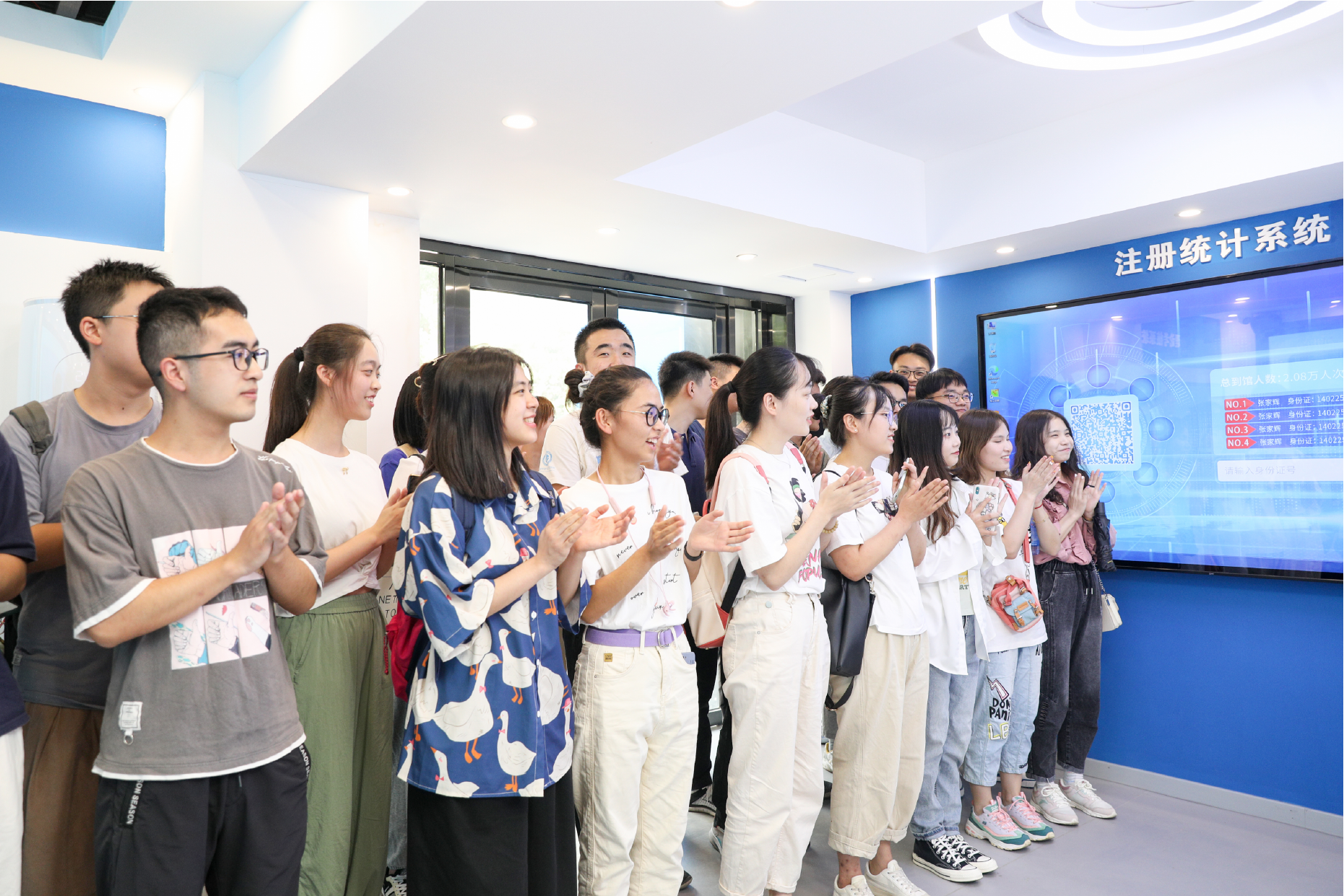 学生参加安全教育沉浸式体验课堂2.png 学生参加安全教育沉浸式体验课堂2.png