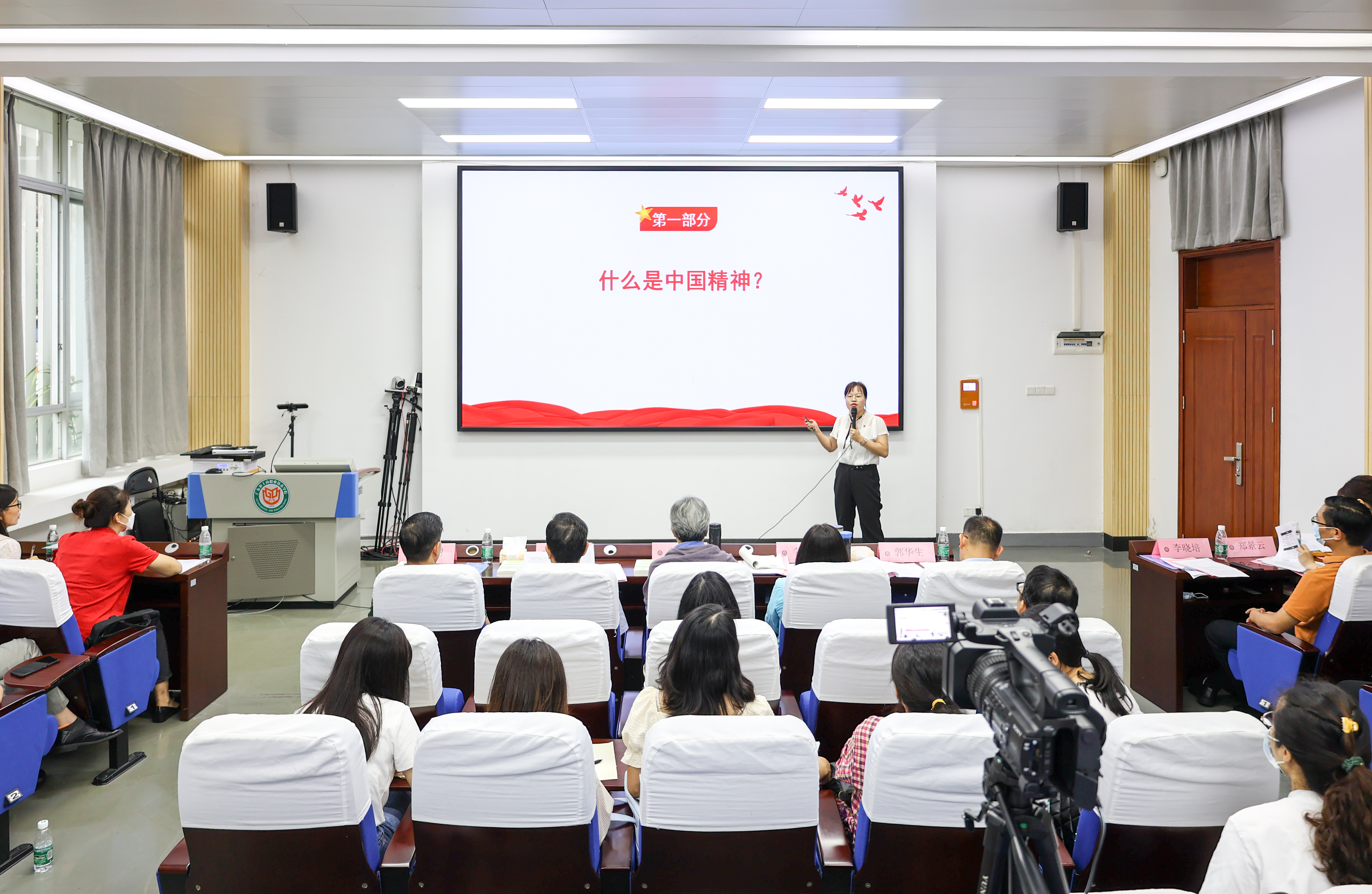 选手 李小琼老师在比赛现场.jpg 选手 李小琼老师在比赛现场.jpg