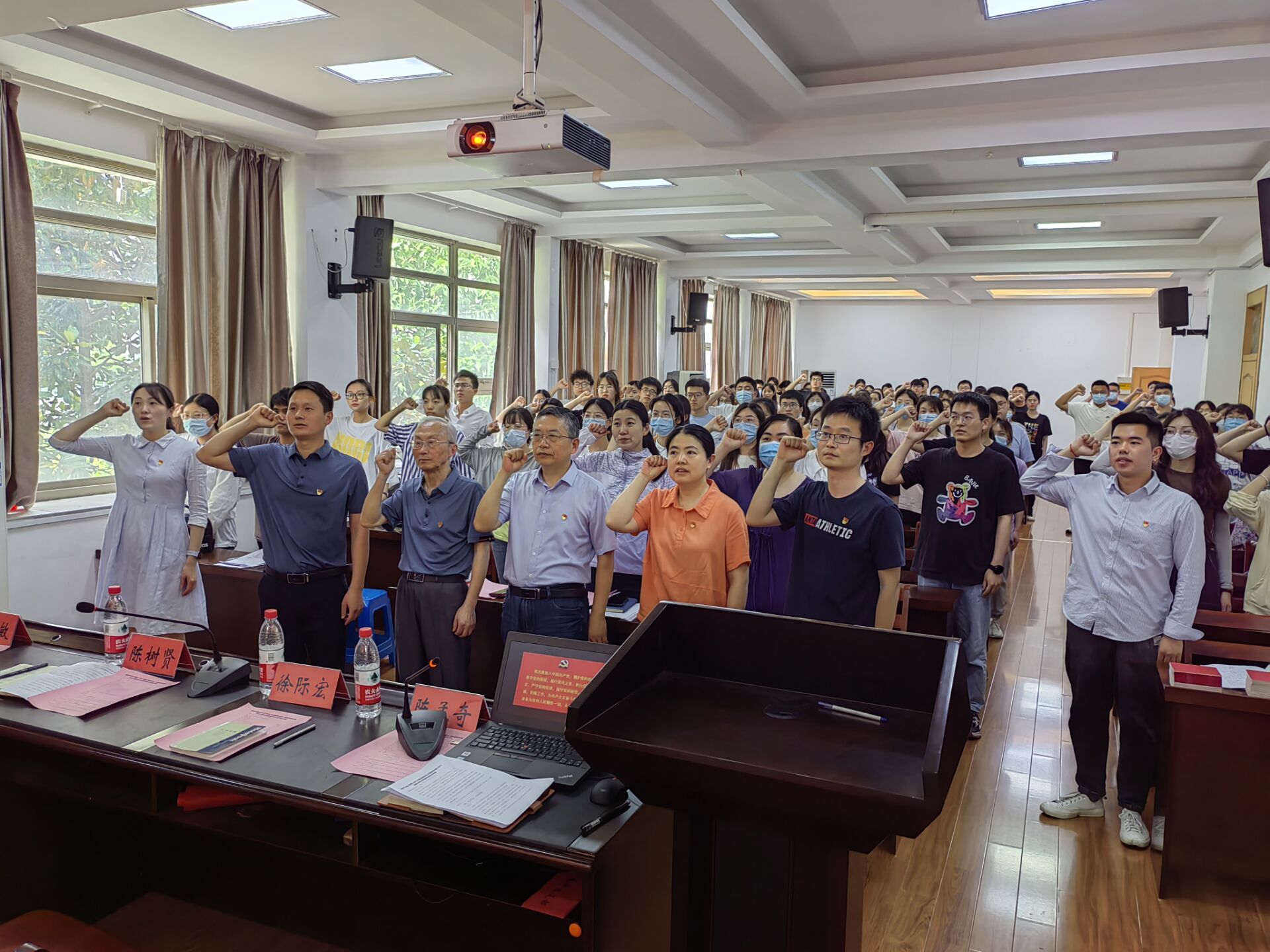 2022.6.7毕业生党员入党宣誓仪式.jpg 2022.6.7毕业生党员入党宣誓仪式.jpg