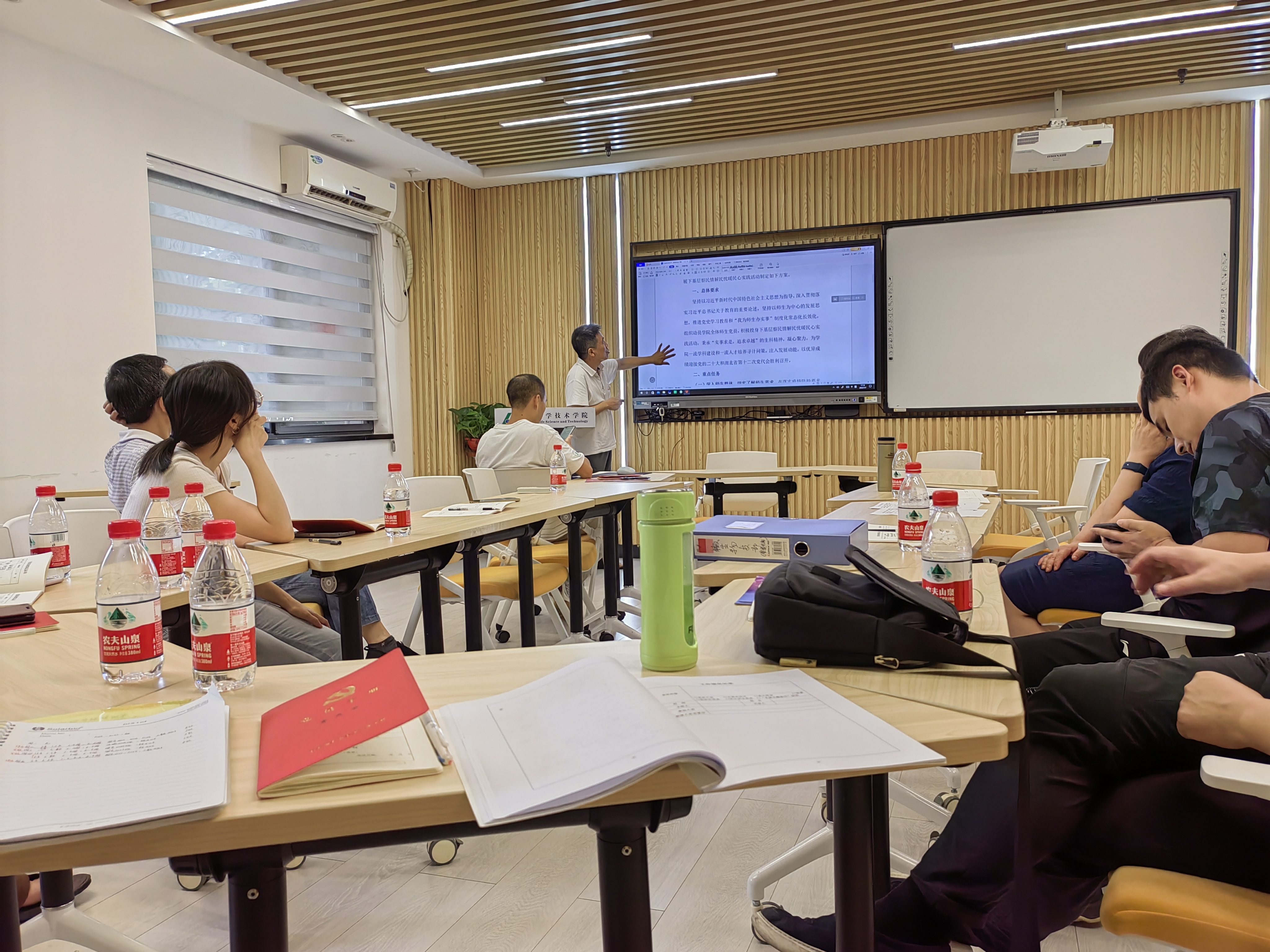 陈大松-学院下基层察民情.jpg
