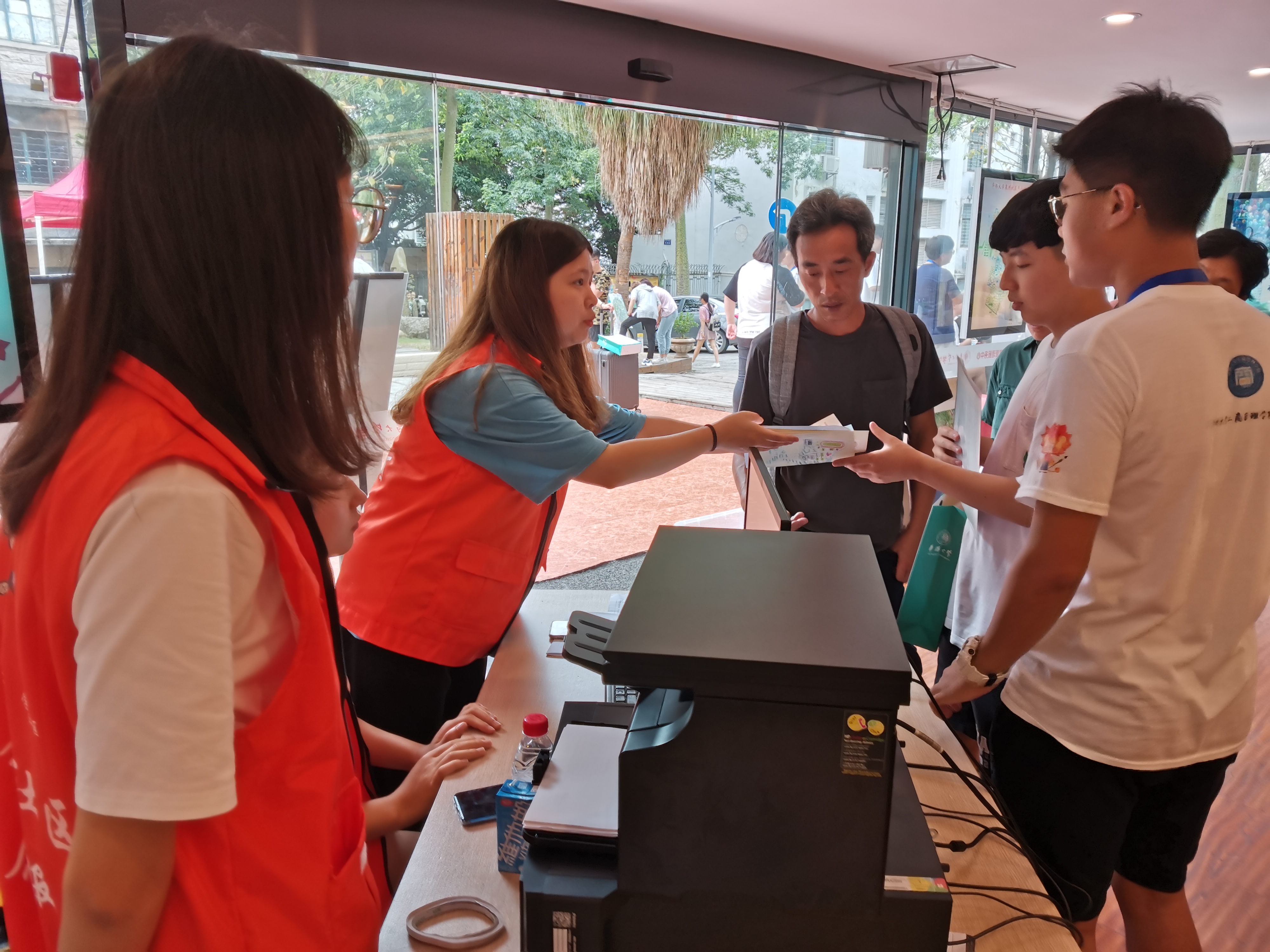 社区学生党员开展志愿服务活动.jpg 社区学生党员开展志愿服务活动.jpg