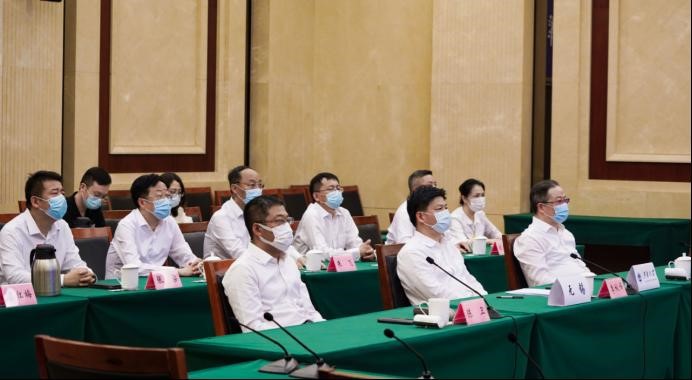 32江南大学教师代表在无锡分会场参加会议.jpg