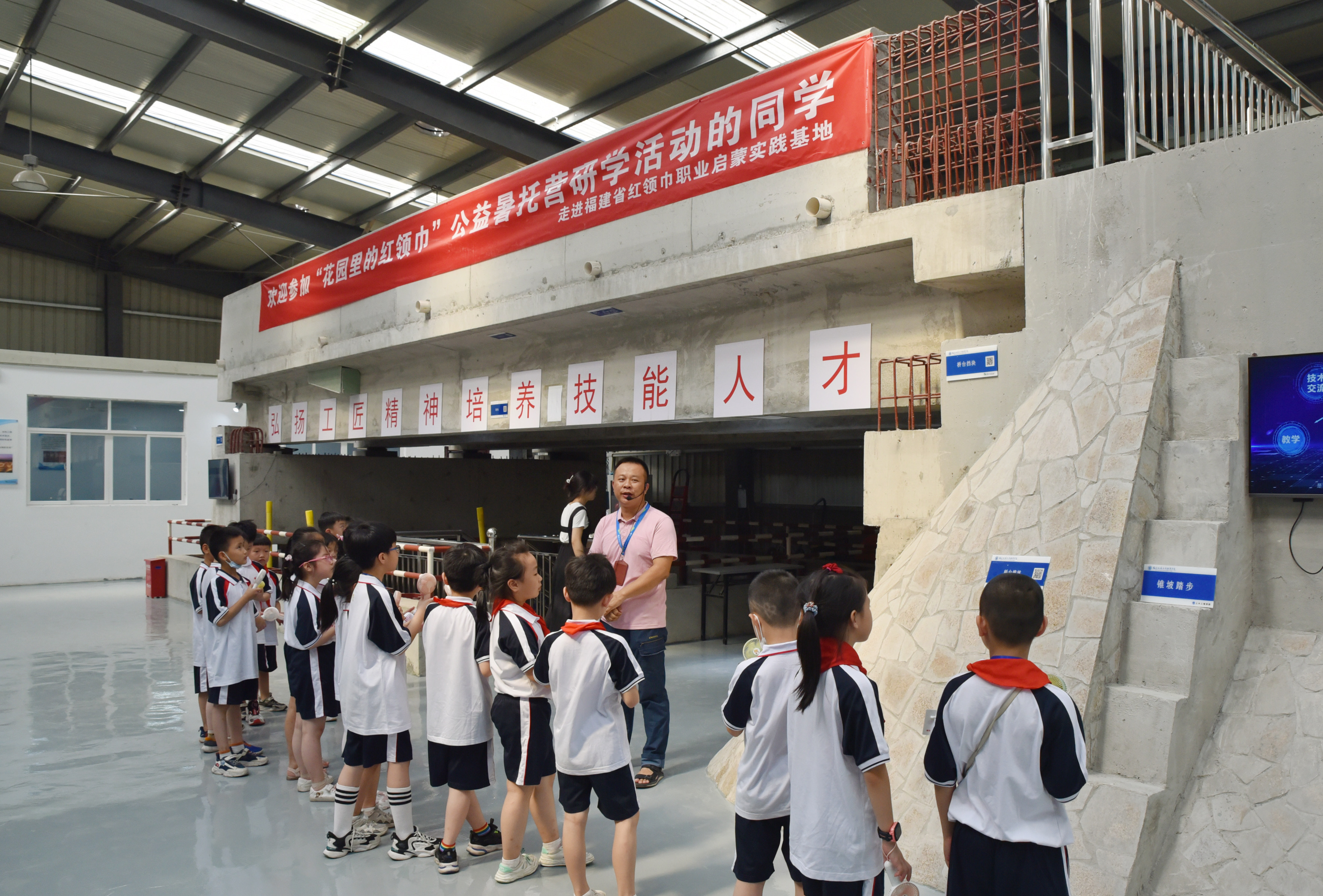 桥梁实体模型参观.jpg 桥梁实体模型参观.jpg