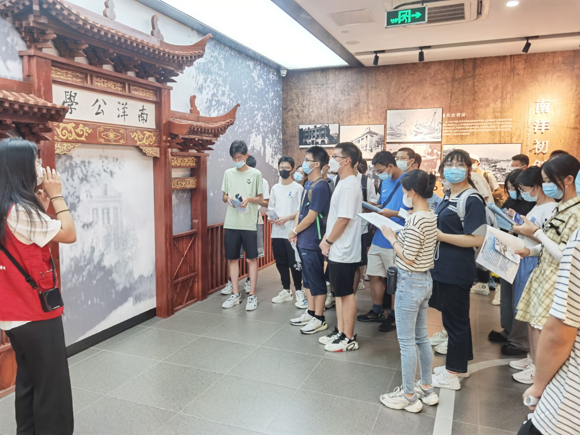 学生参观西迁馆.jpg 学生参观西迁馆.jpg