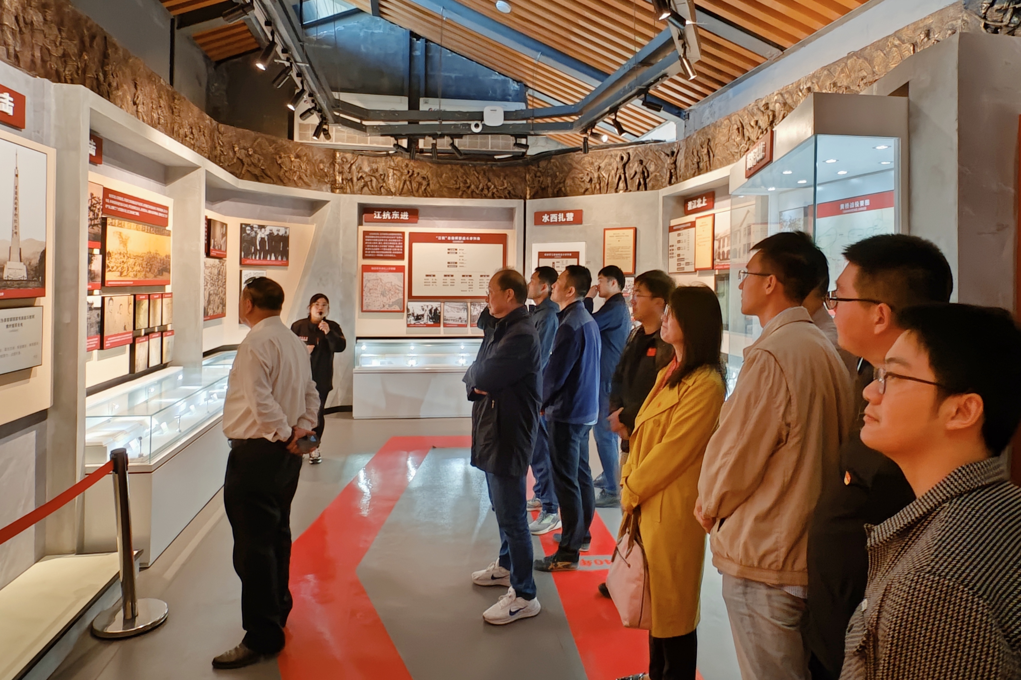 参观新四军历史研究馆.jpg 参观新四军历史研究馆.jpg