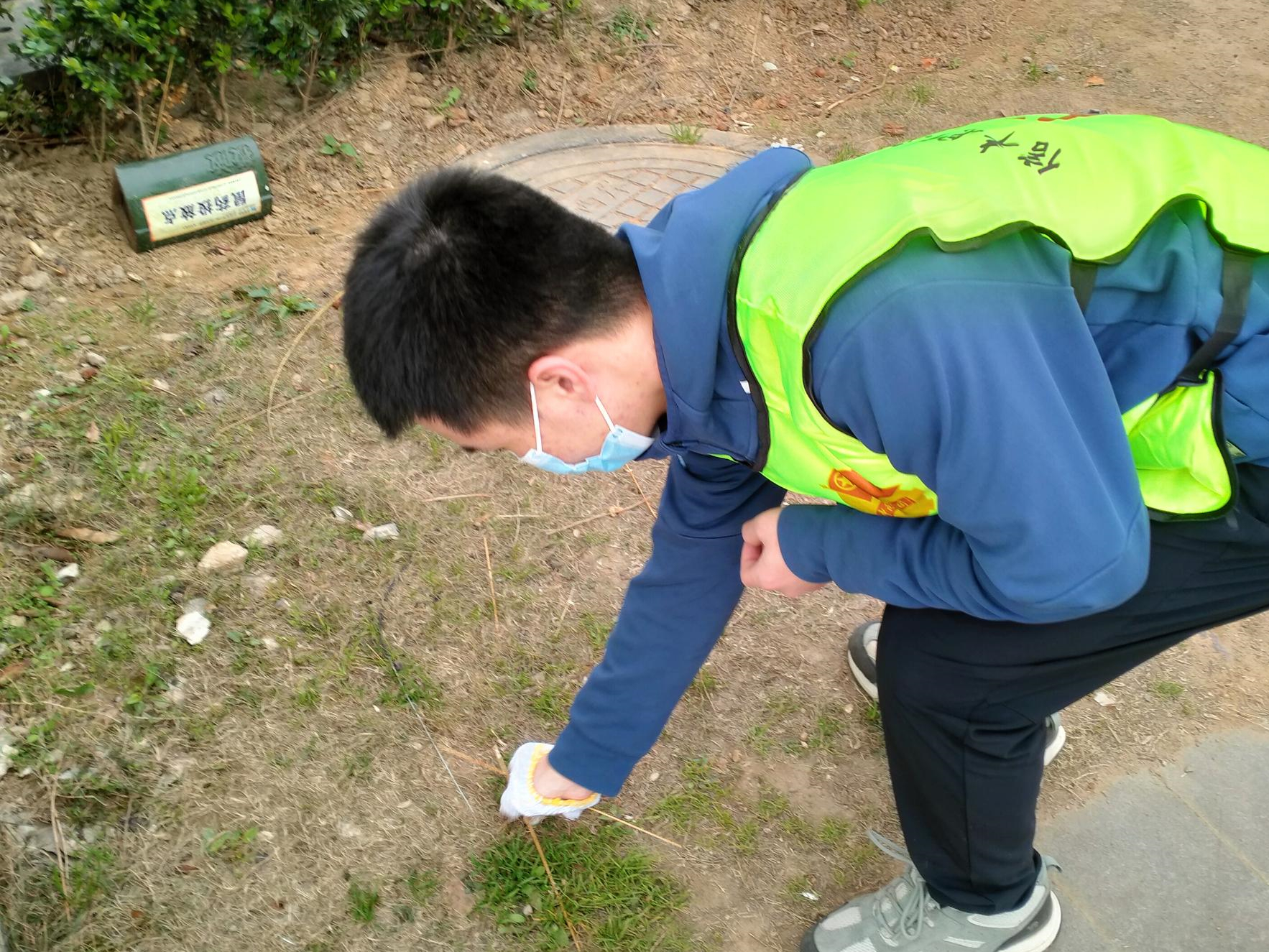 图为学生刘海敏在江西省赣州市信丰县团委的统一安排下参加“争当河小青，保护母亲河”、2023年信丰县春节联欢晚会志愿服务等“返家乡”实践活动。