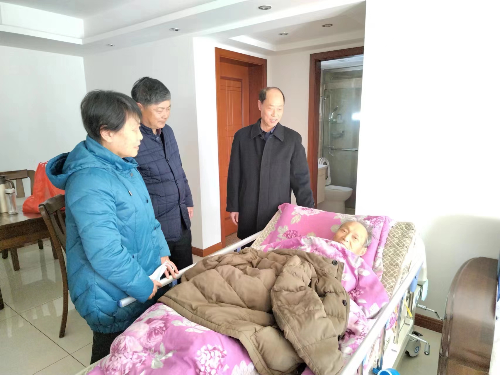 志愿者登门慰问生病老同志.jpg