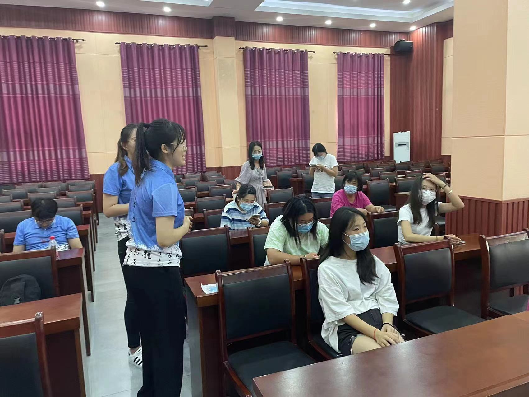 实践团成员进行现场调研