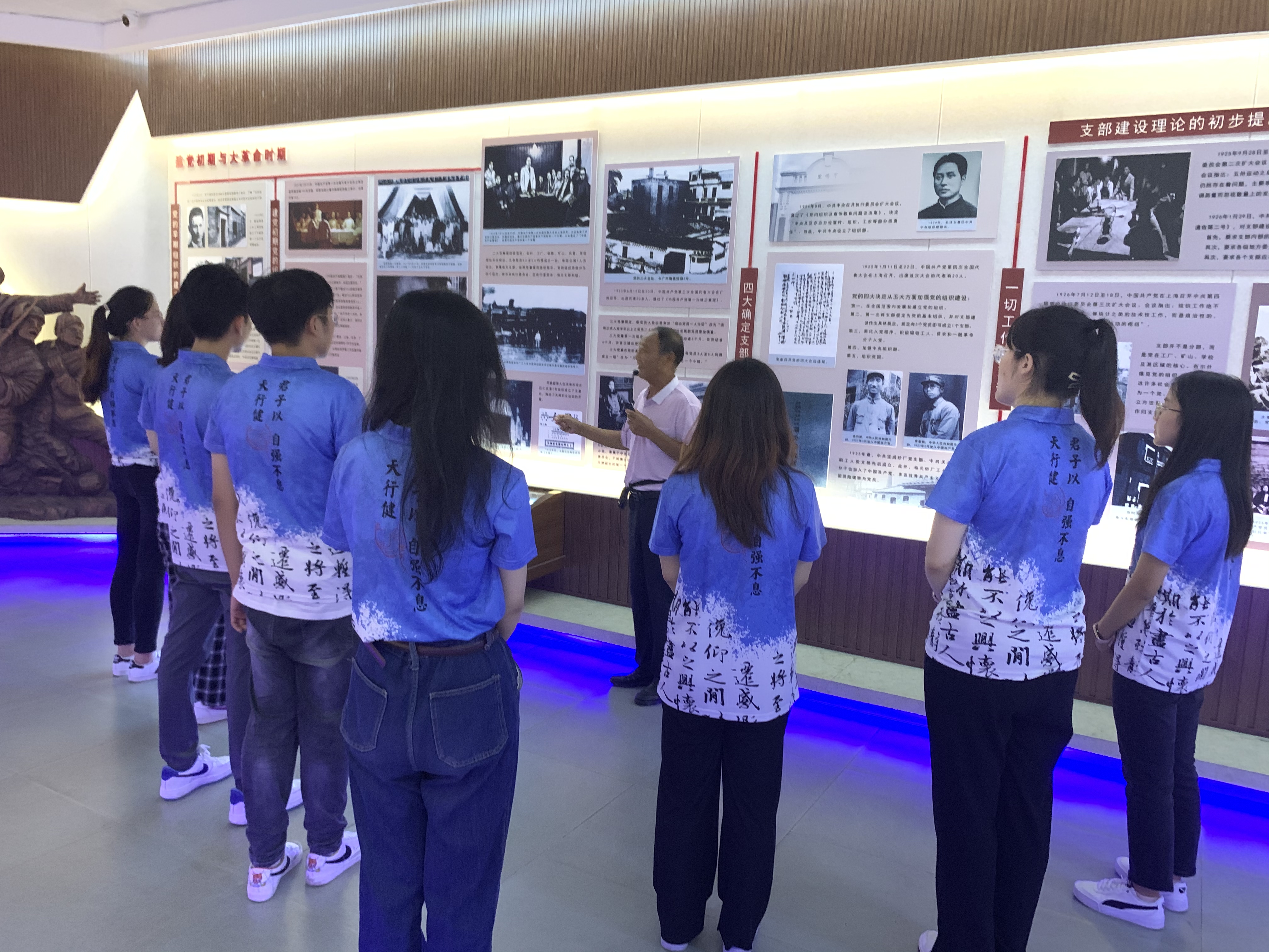 实践团集体参观尔王庄村史馆